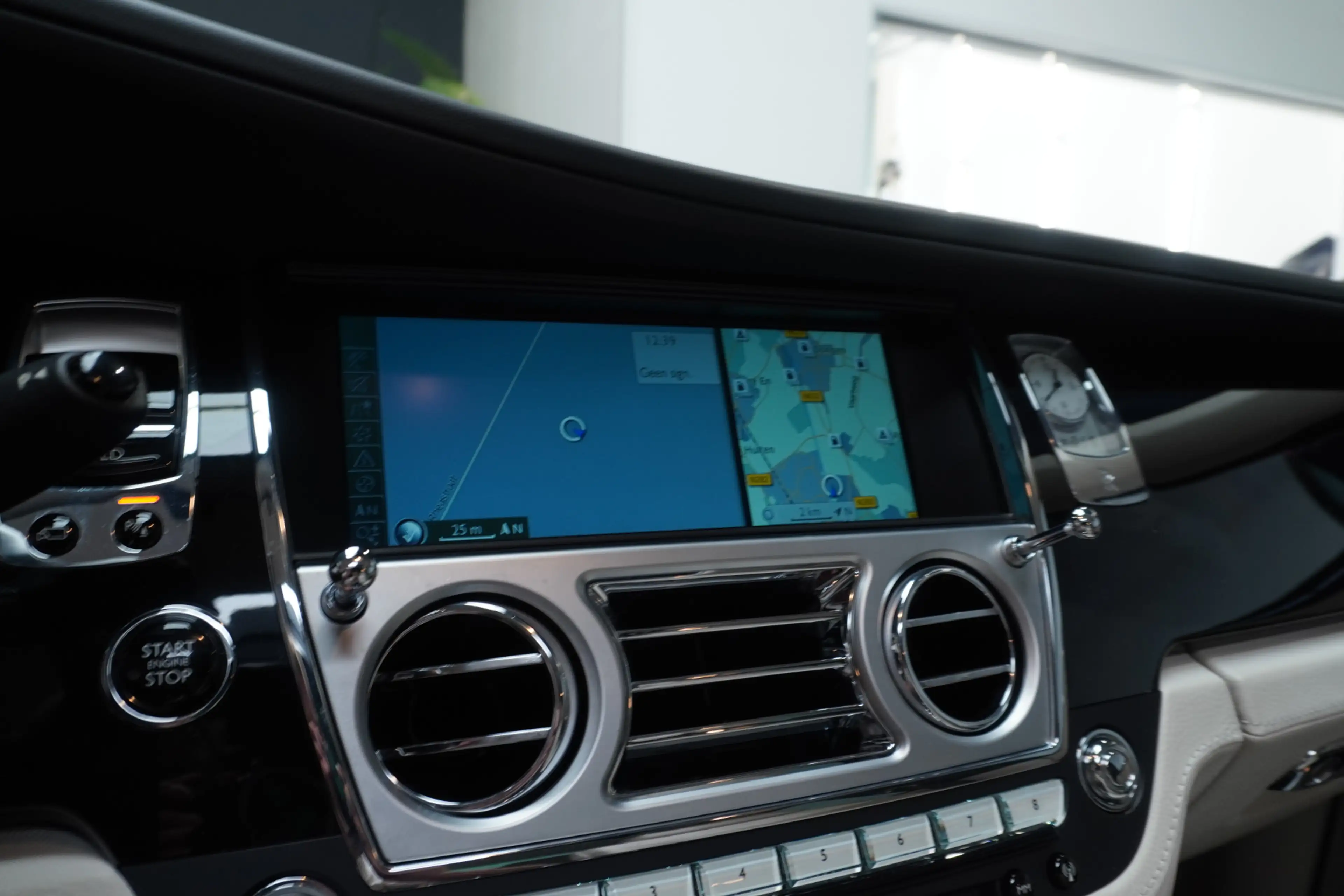 Rolls-Royce Ghost 6.6 V12 — photo 27