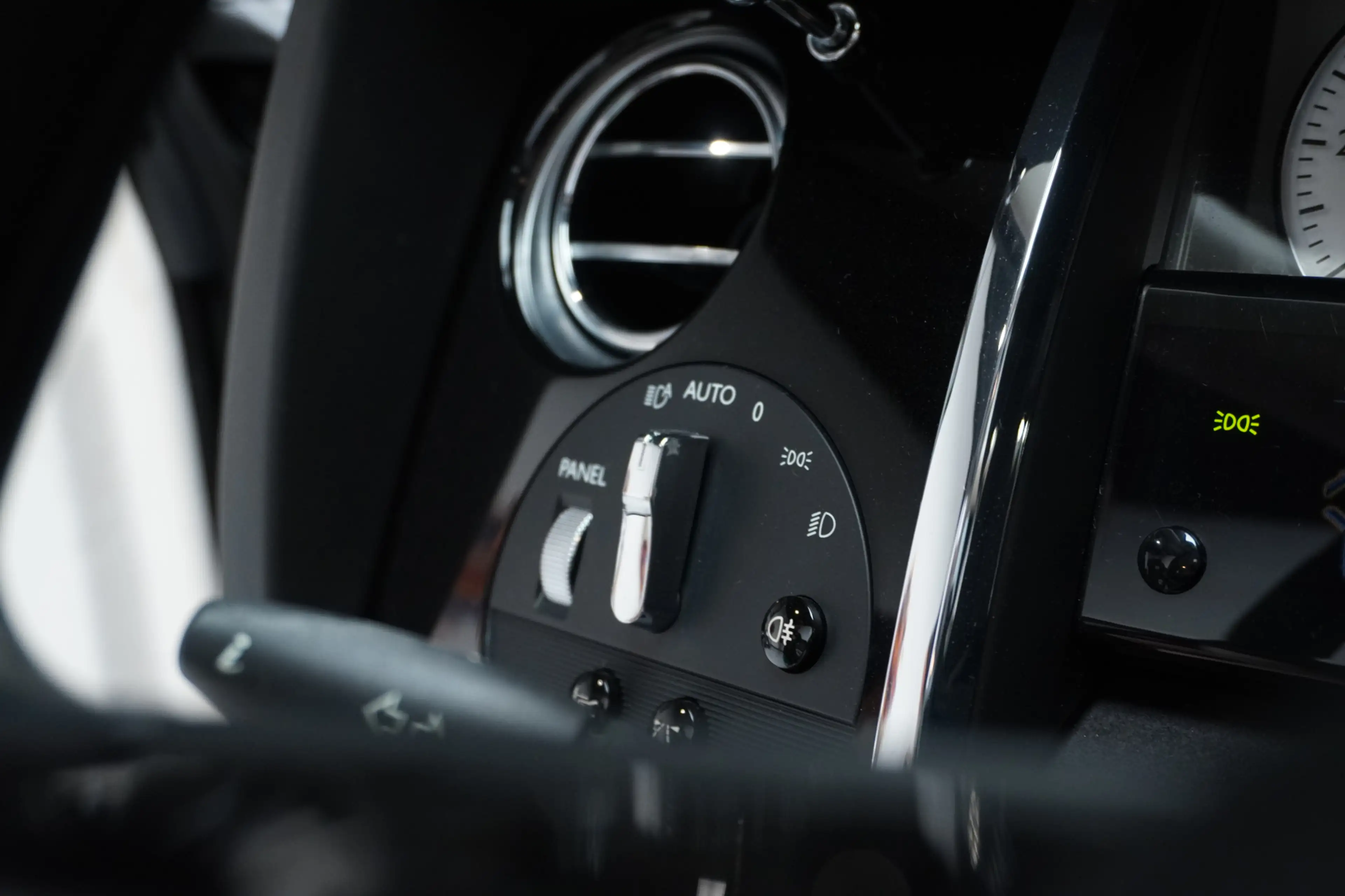 Rolls-Royce Ghost 6.6 V12 — photo 30