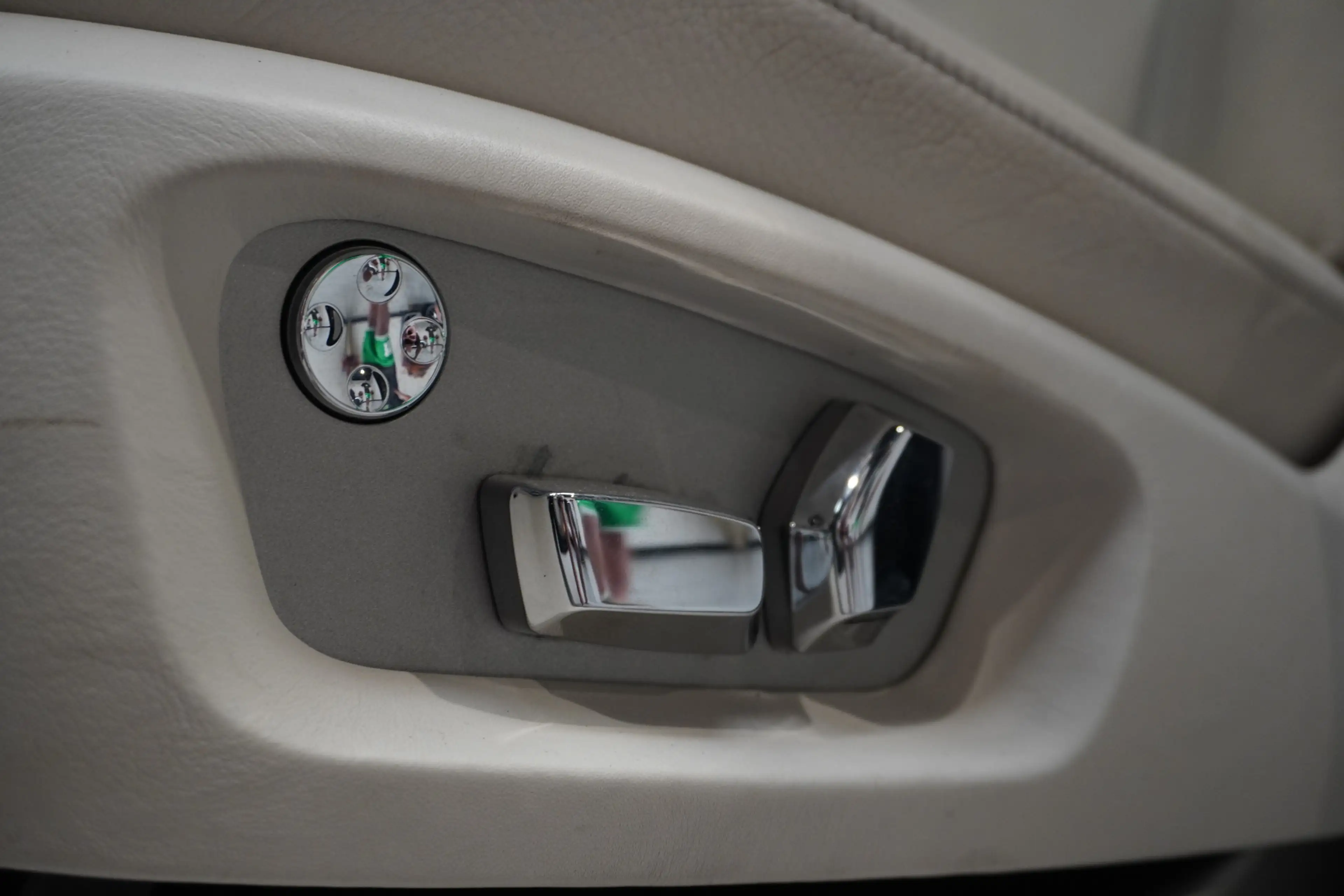 Rolls-Royce Ghost 6.6 V12 — photo 25