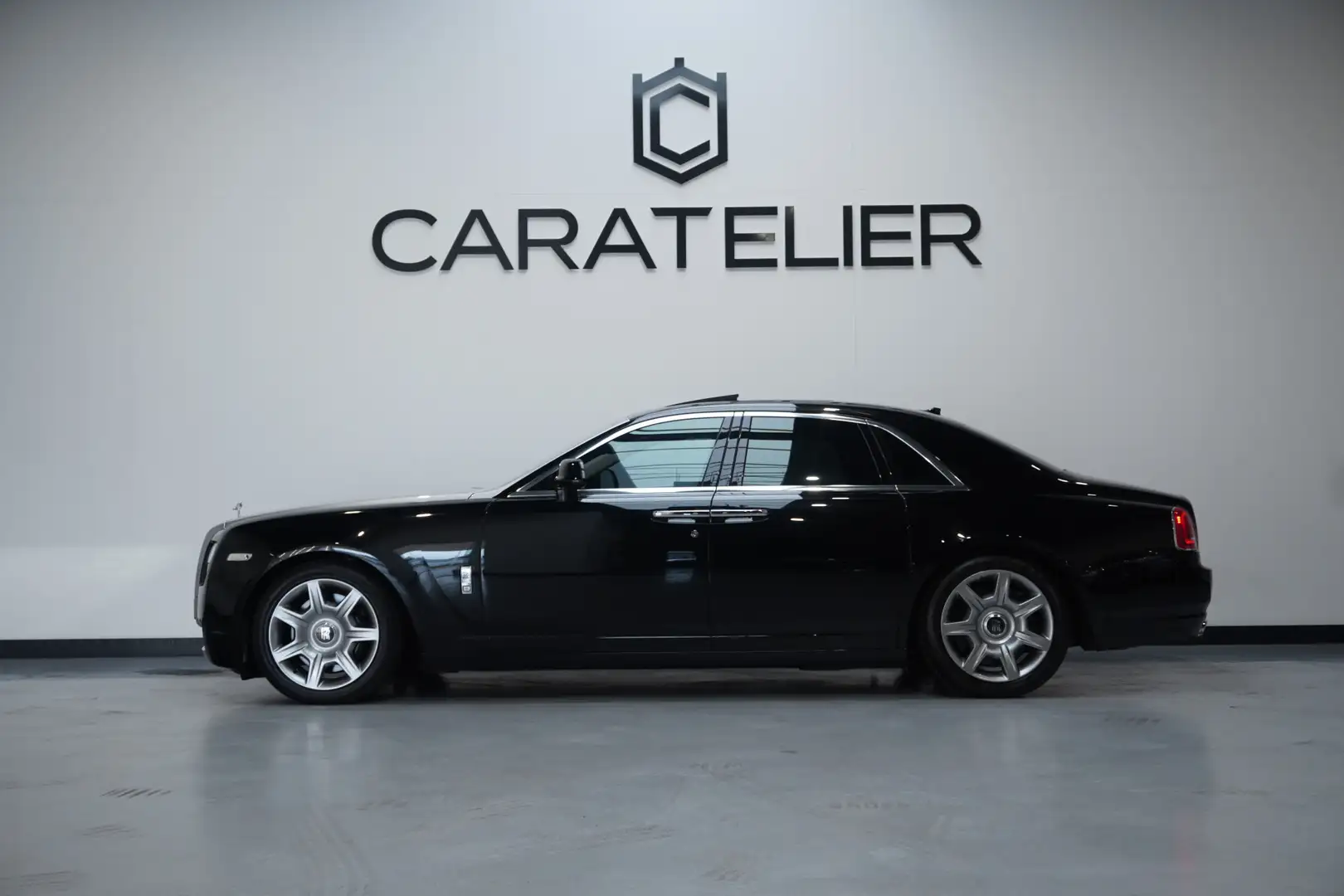 Rolls-Royce Ghost 6.6 V12 / Panorama / Rear entertaiment / Dealer on Schwarz - 2