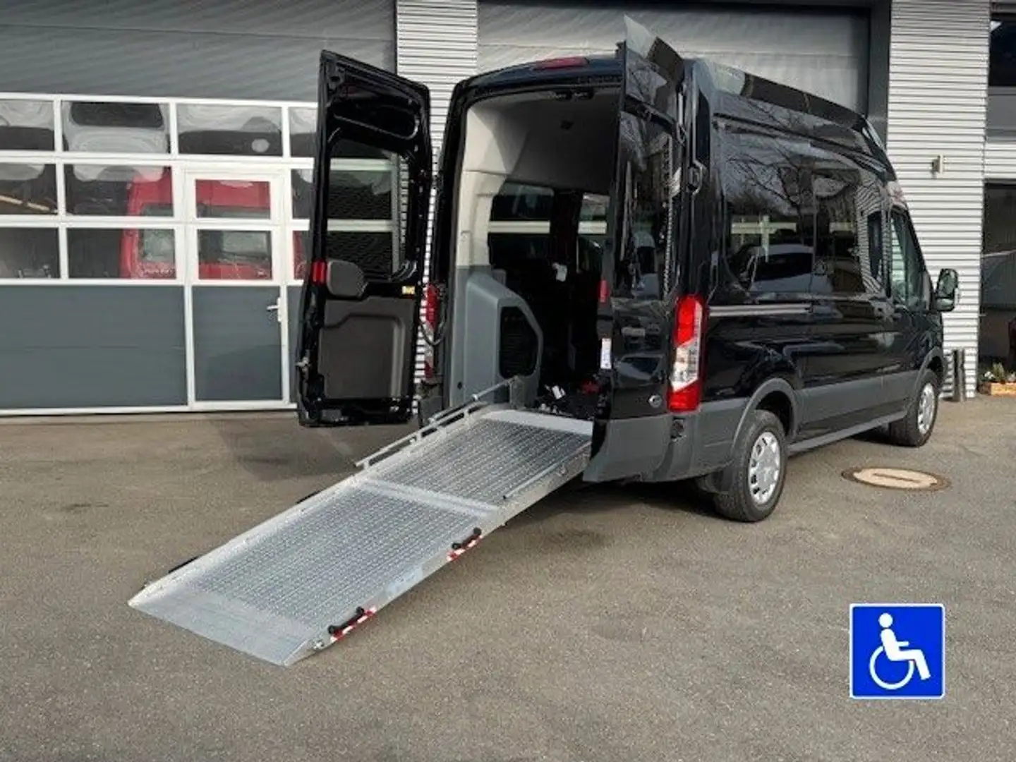 Ford Transit 9-Sitzer Bus H2 L2 Trend Rollstuhlrampe Negro - 1