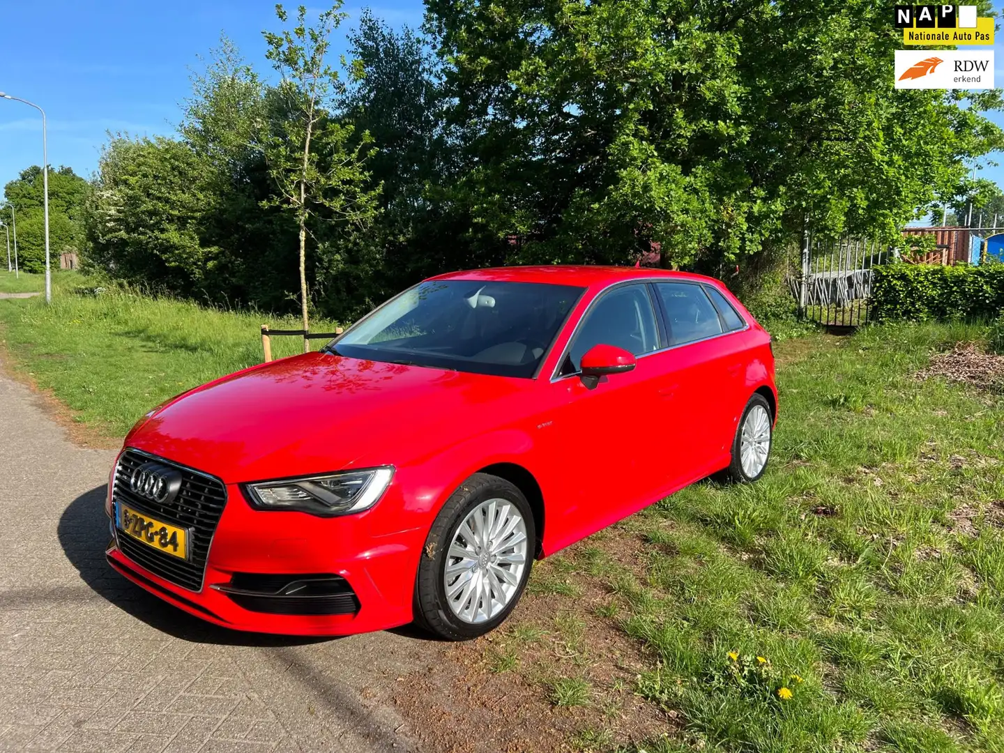 Audi A3 Sportback 1.4 e-tron PHEV Attraction Pro Line plus Rood - 1