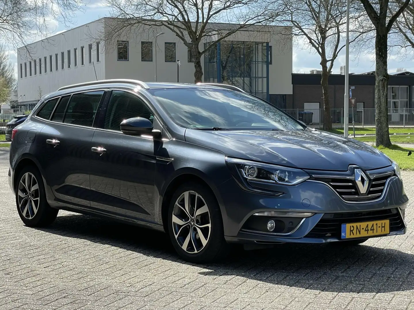 Renault Megane Estate 1.2 TCe Bose 1e Eigenaar Navi 2018 Grijs - 2