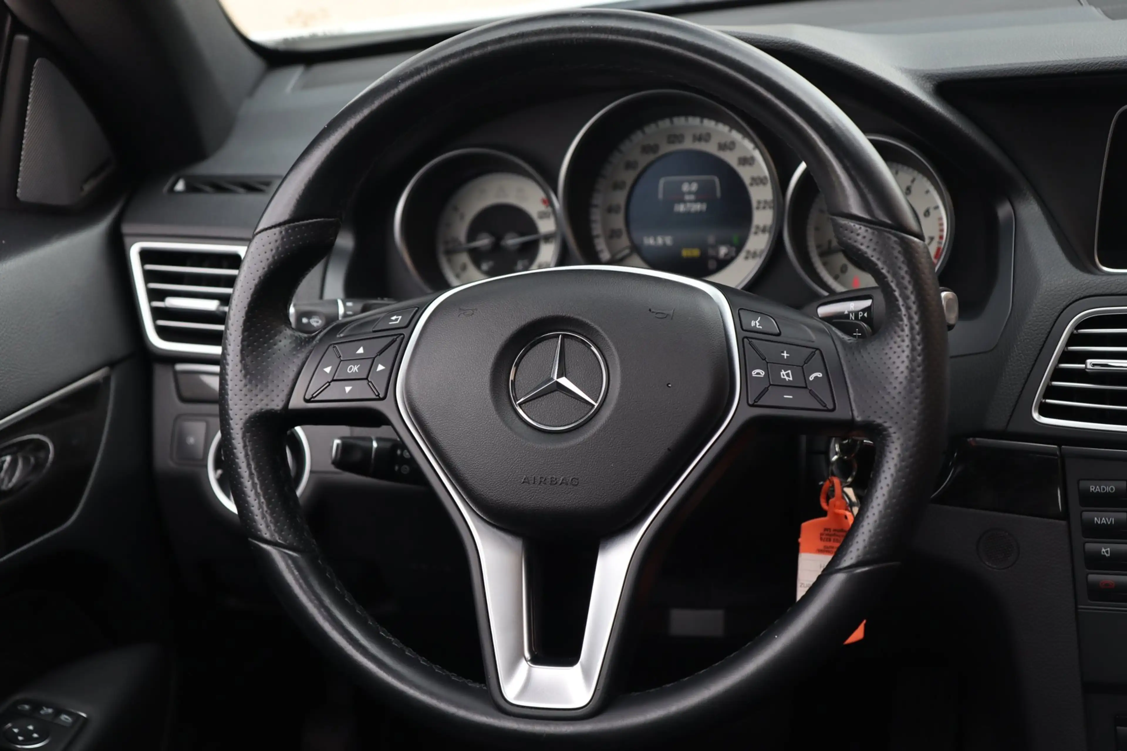 Mercedes-Benz E 250 Coupé / PANODAK / HK / LEDER / CRUISE / DODEHOEK — photo 18