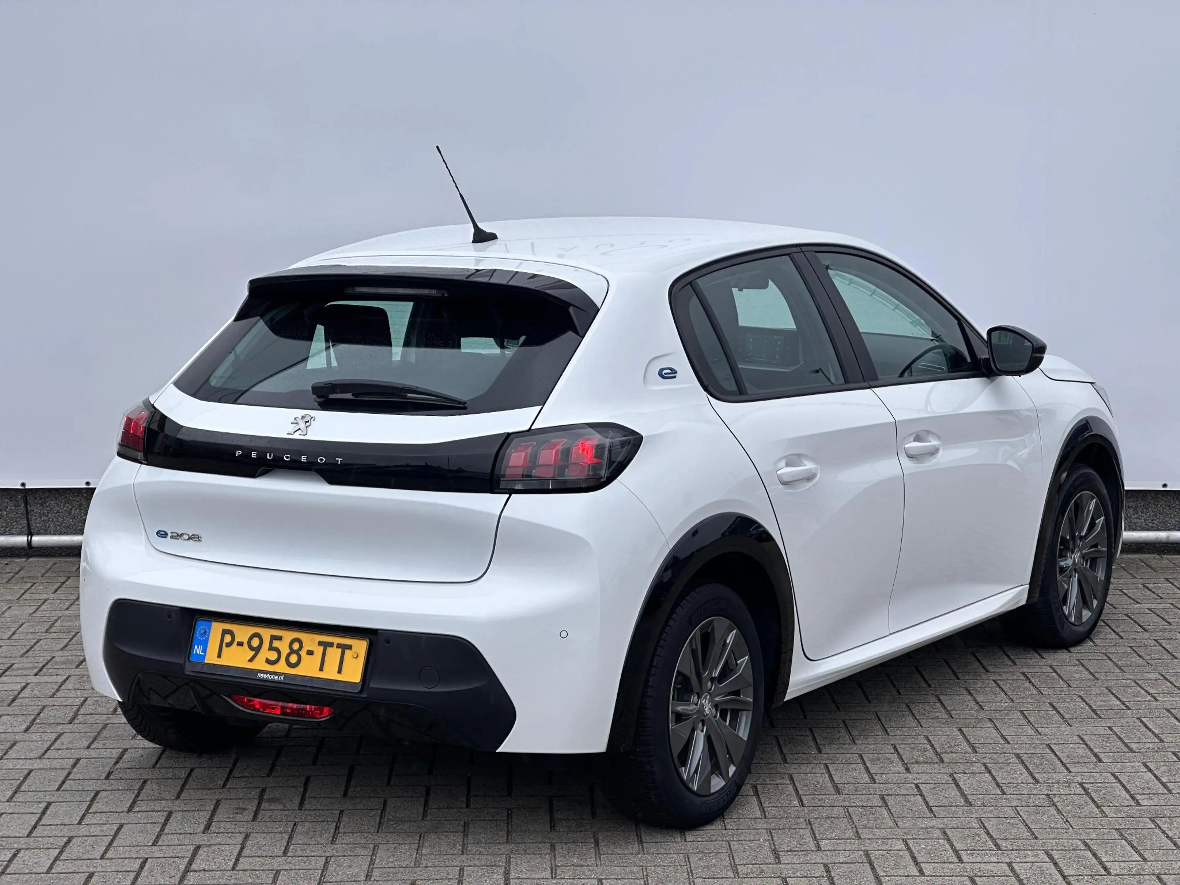 Peugeot e-208 EV Active Pack 50 kWh NL-AUTO | NAVI | ECC — photo 2