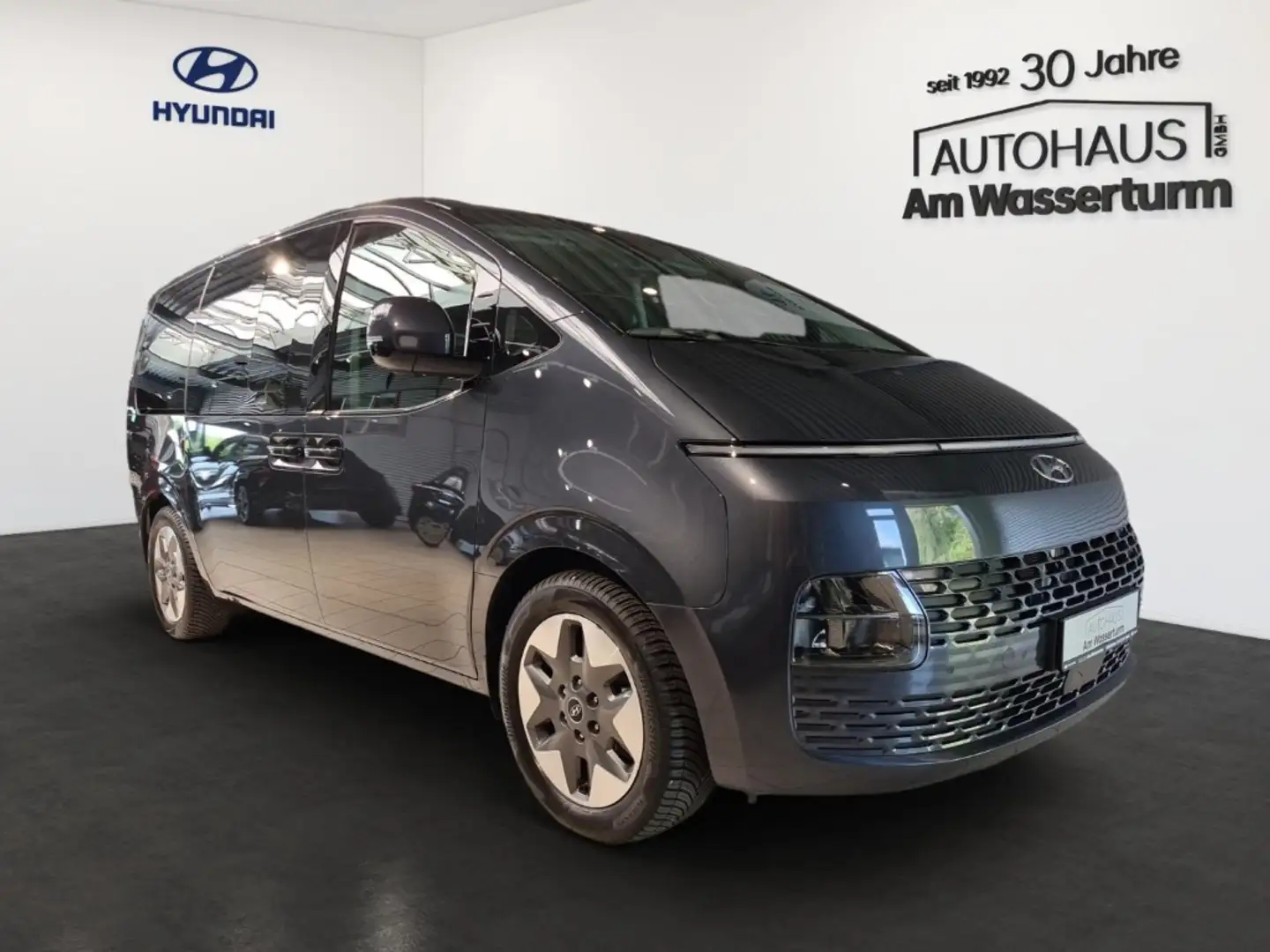 Hyundai STARIA 2.2 CRDI 8 A T 2WD PRIME LEDER NAVI LED Grau - 2