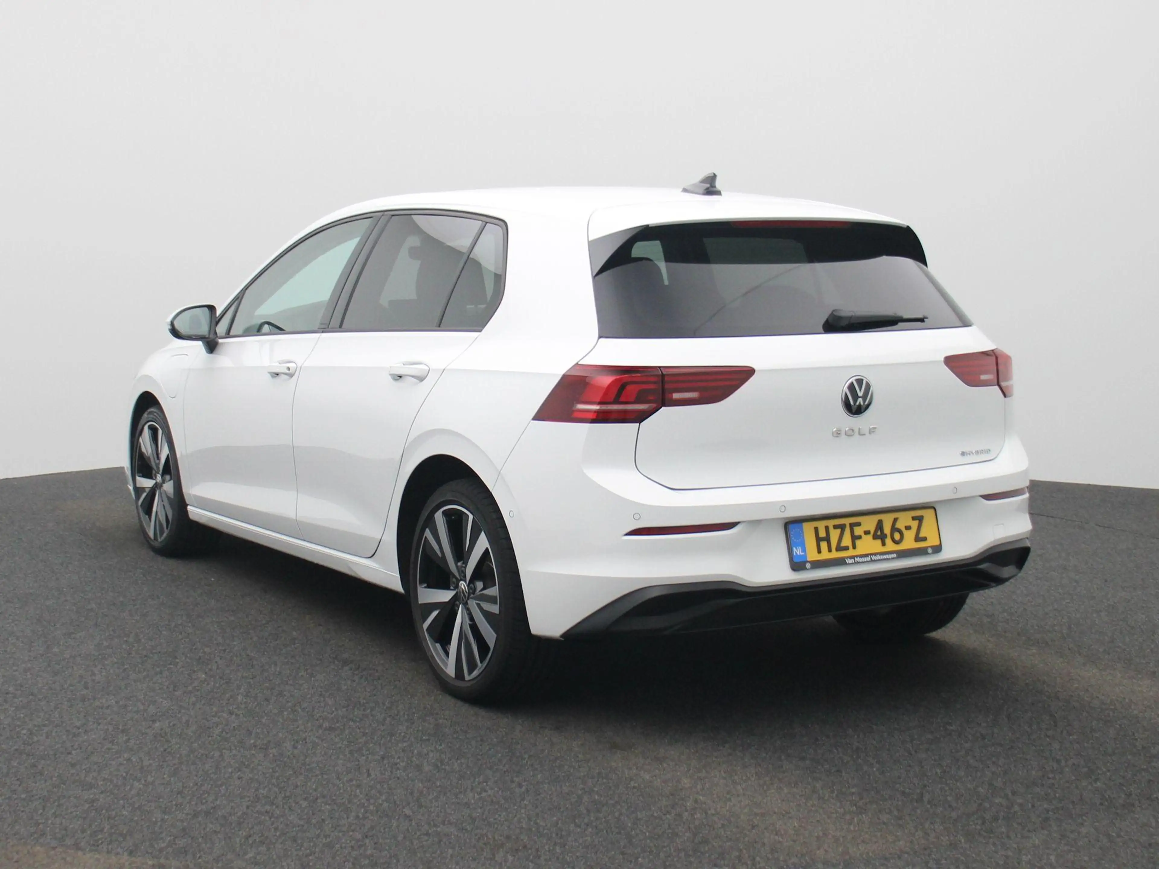 Volkswagen Golf 1.5 eHybrid Life Edition — photo 2