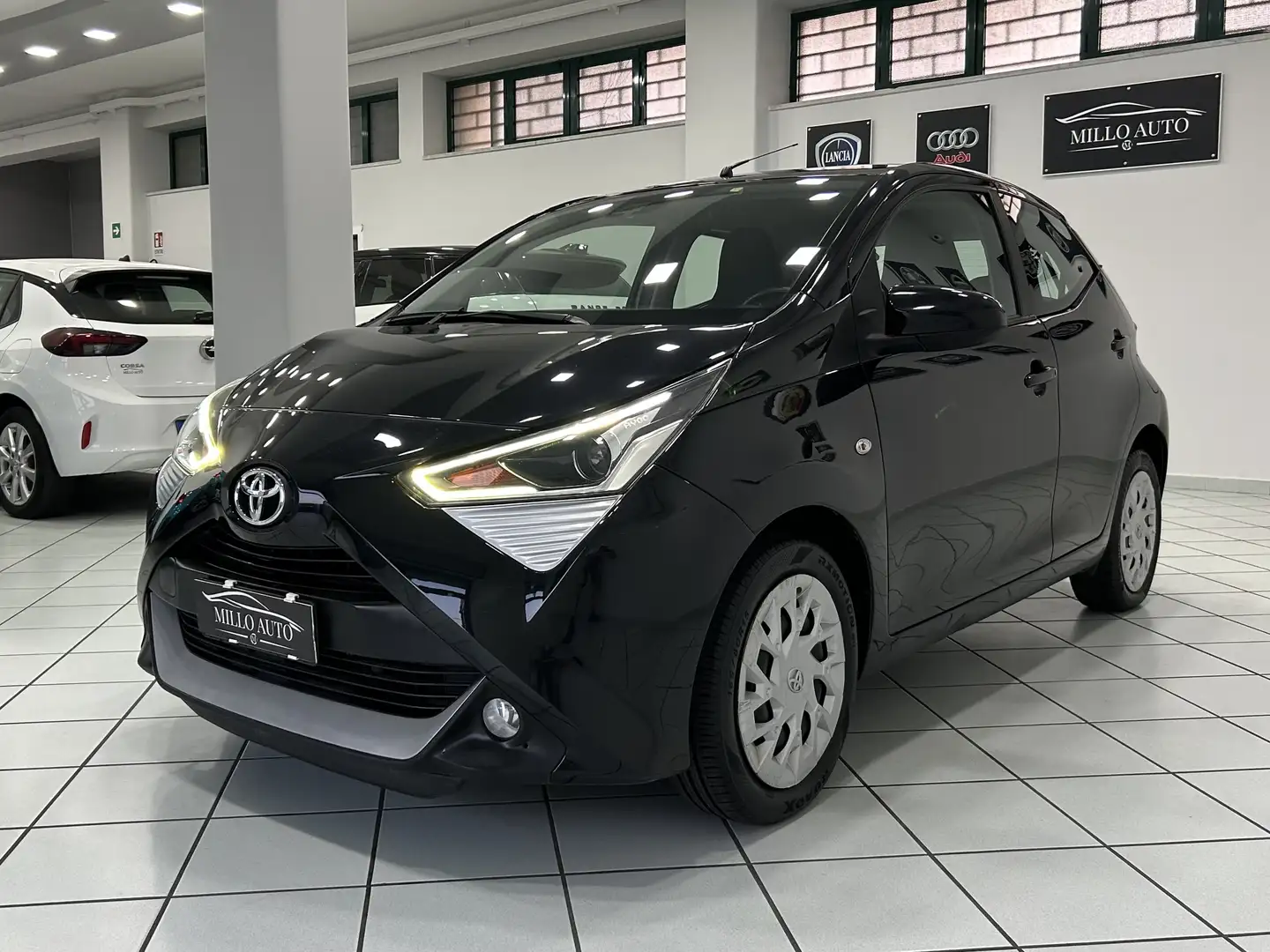 Toyota Aygo 5p Connect 1.0cc 70cv UNICO PROPRIETARIO - 2