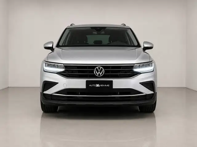 Volkswagen Tiguan view 3