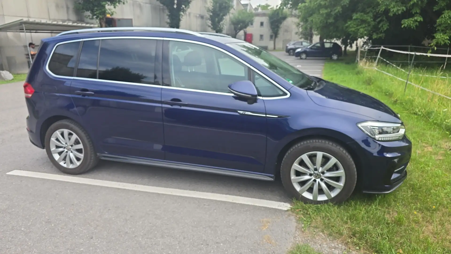 Volkswagen Touran 2.0 TDI SCR DSG ACTIVE - 2