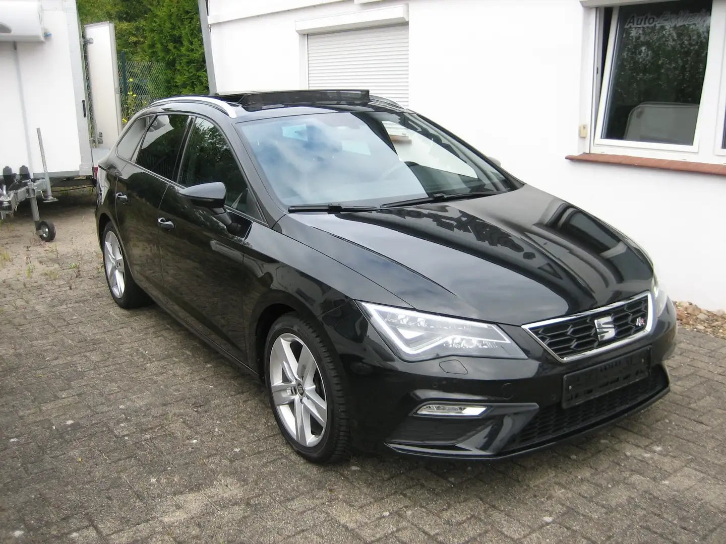 SEAT Leon Leon Sportstourer 1.5 eTSI ACT OPF DSG FR Schwarz - 2