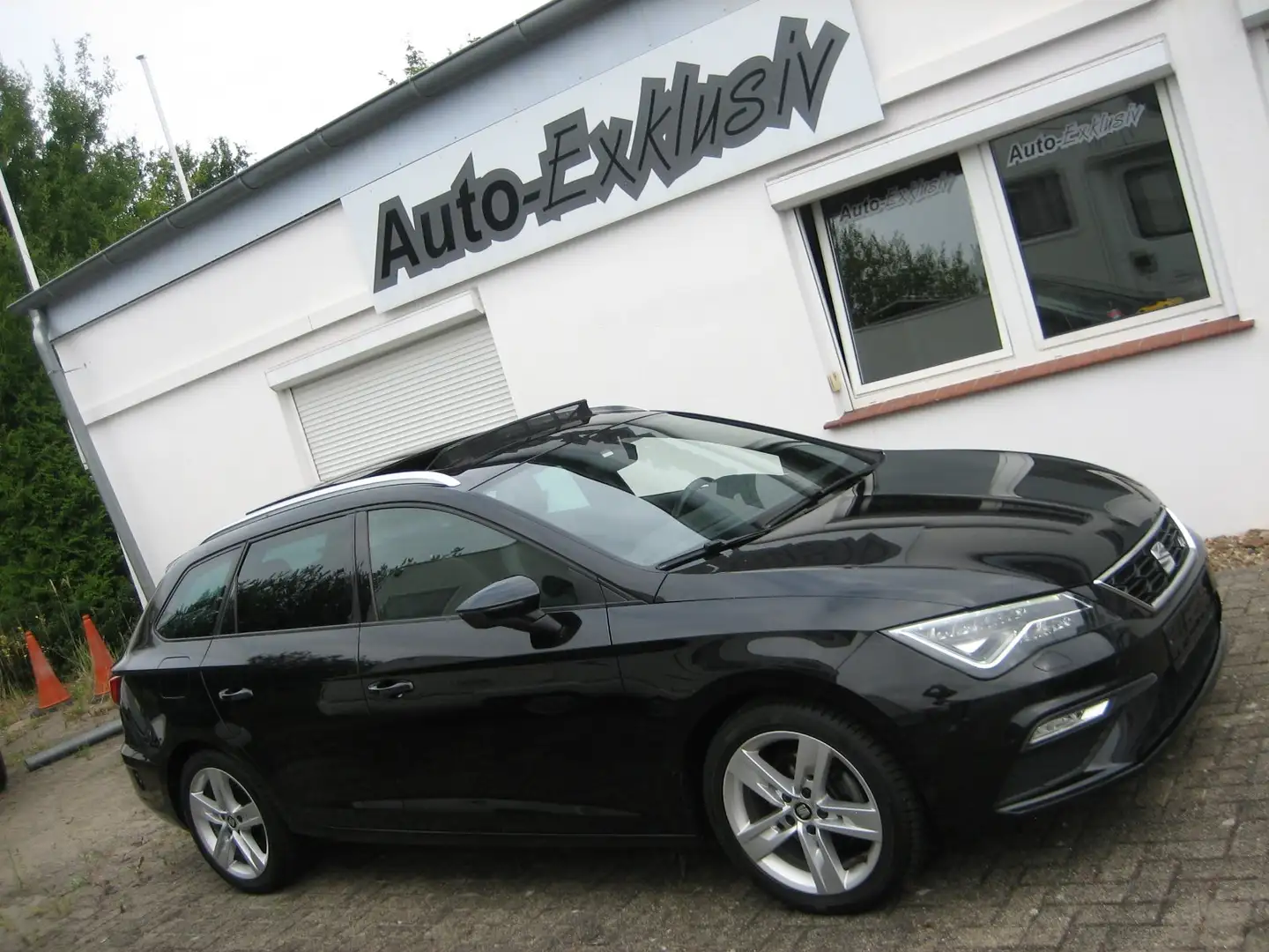 SEAT Leon Leon Sportstourer 1.5 eTSI ACT OPF DSG FR Schwarz - 1