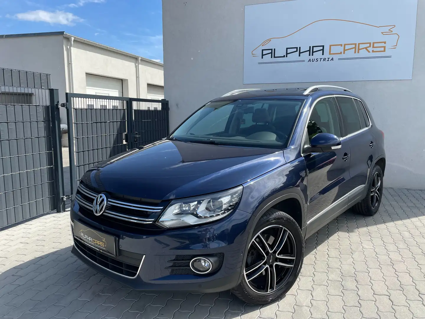Volkswagen Tiguan 2,0 TDI BMT 4Motion Sky DPF DSG Blau - 1