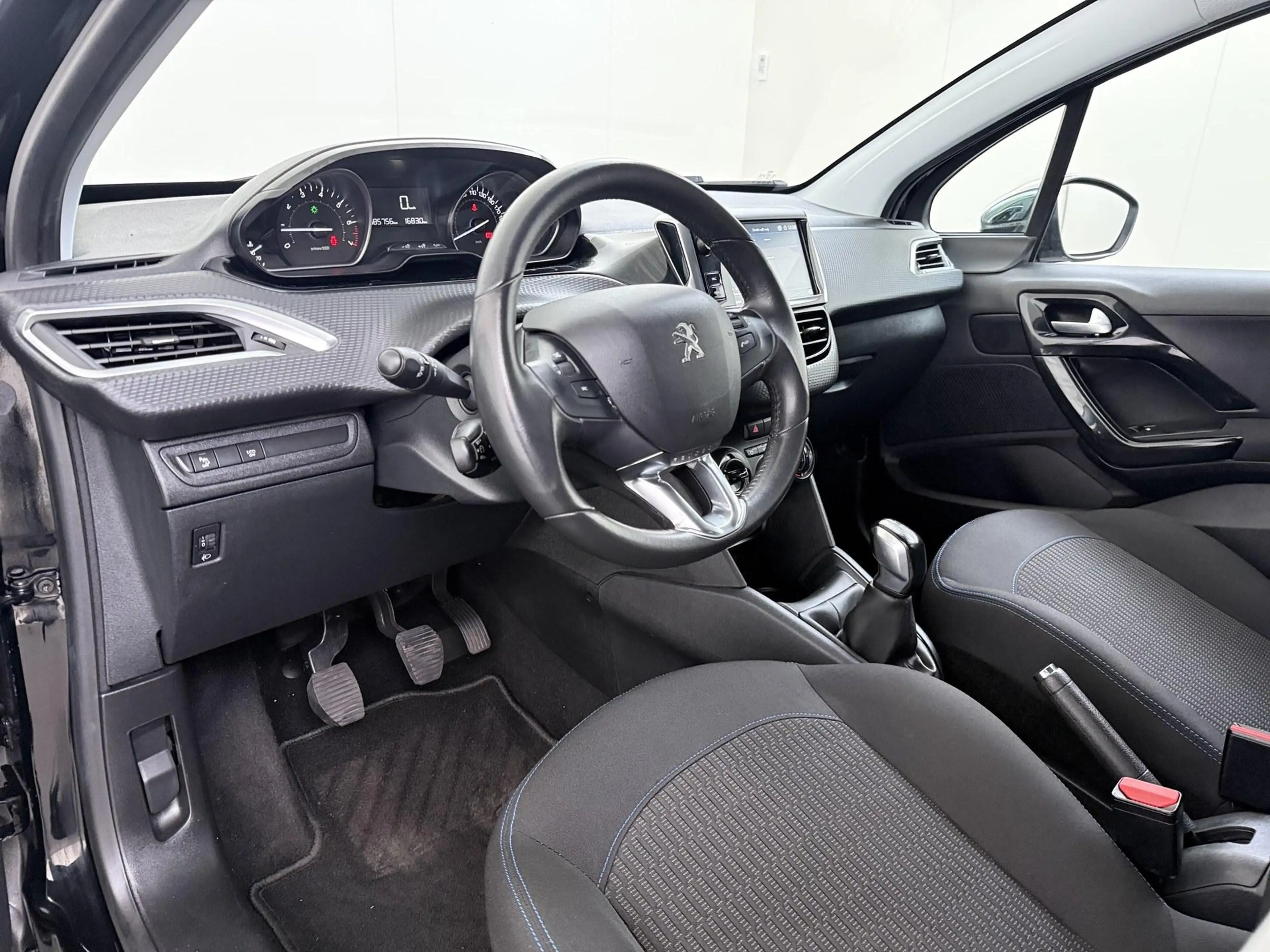 Peugeot 208 1.2 PureTech Allure — photo 8