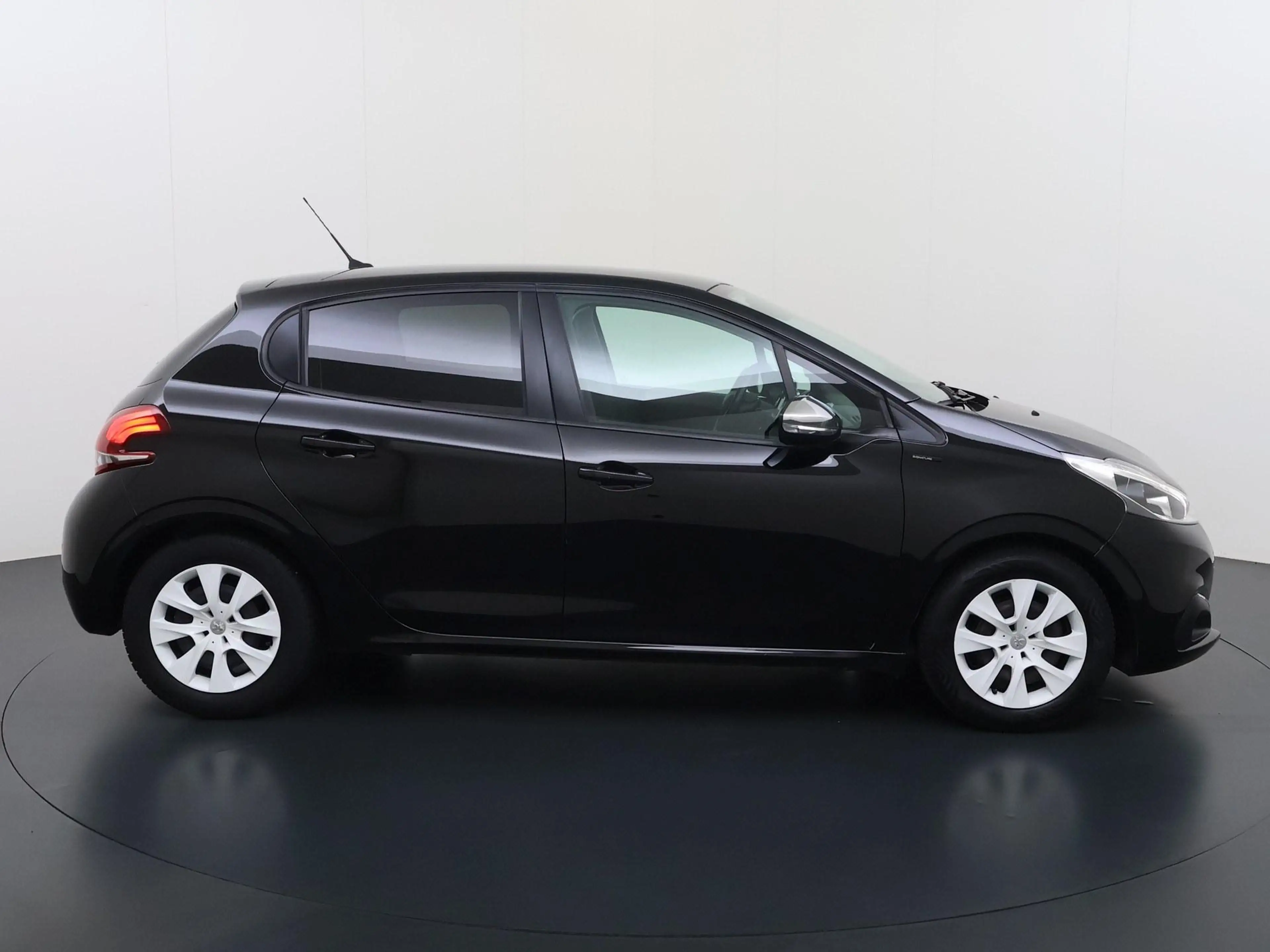 Peugeot 208 1.2 PureTech Allure — photo 5