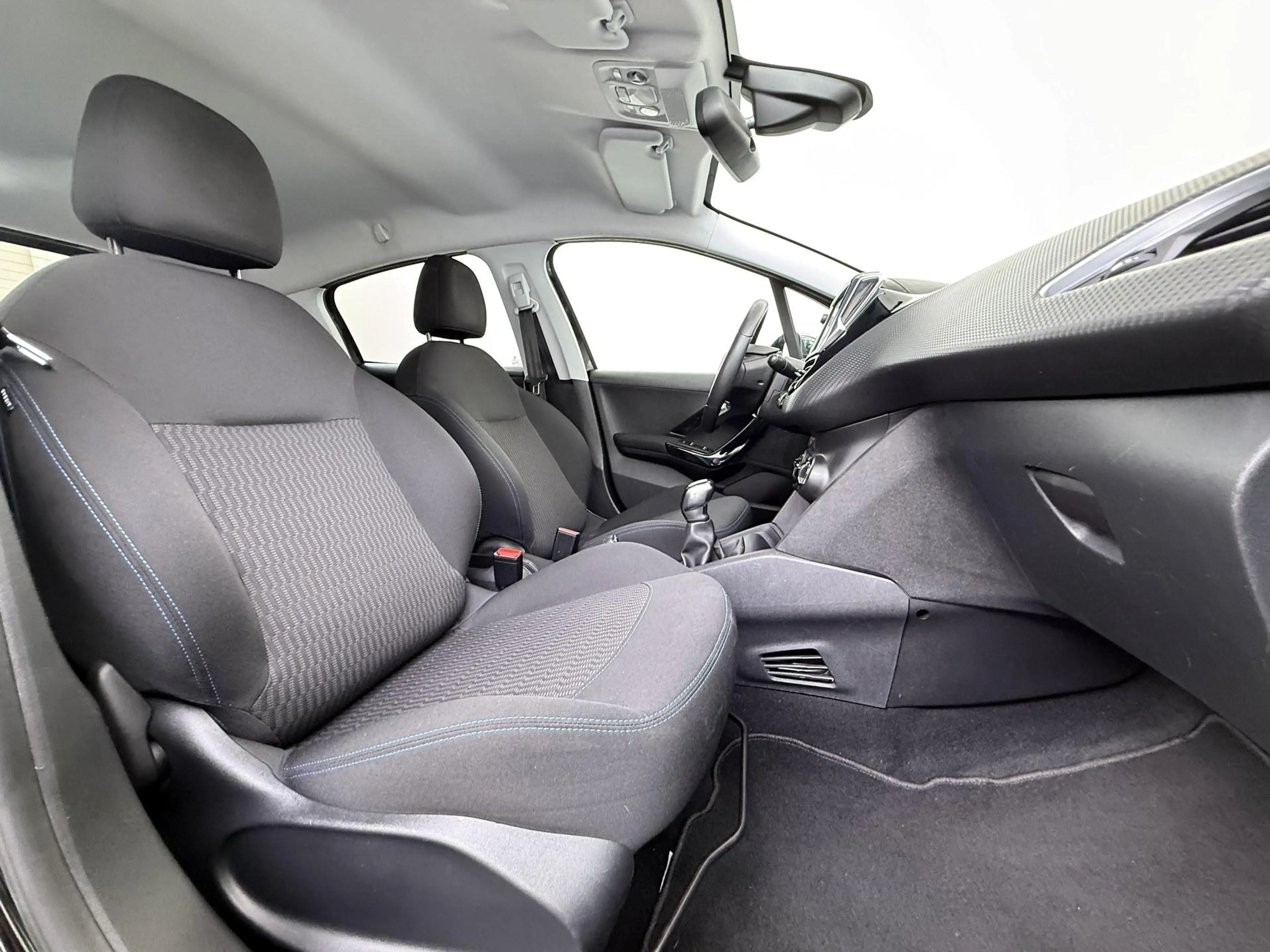 Peugeot 208 1.2 PureTech Allure — photo 13