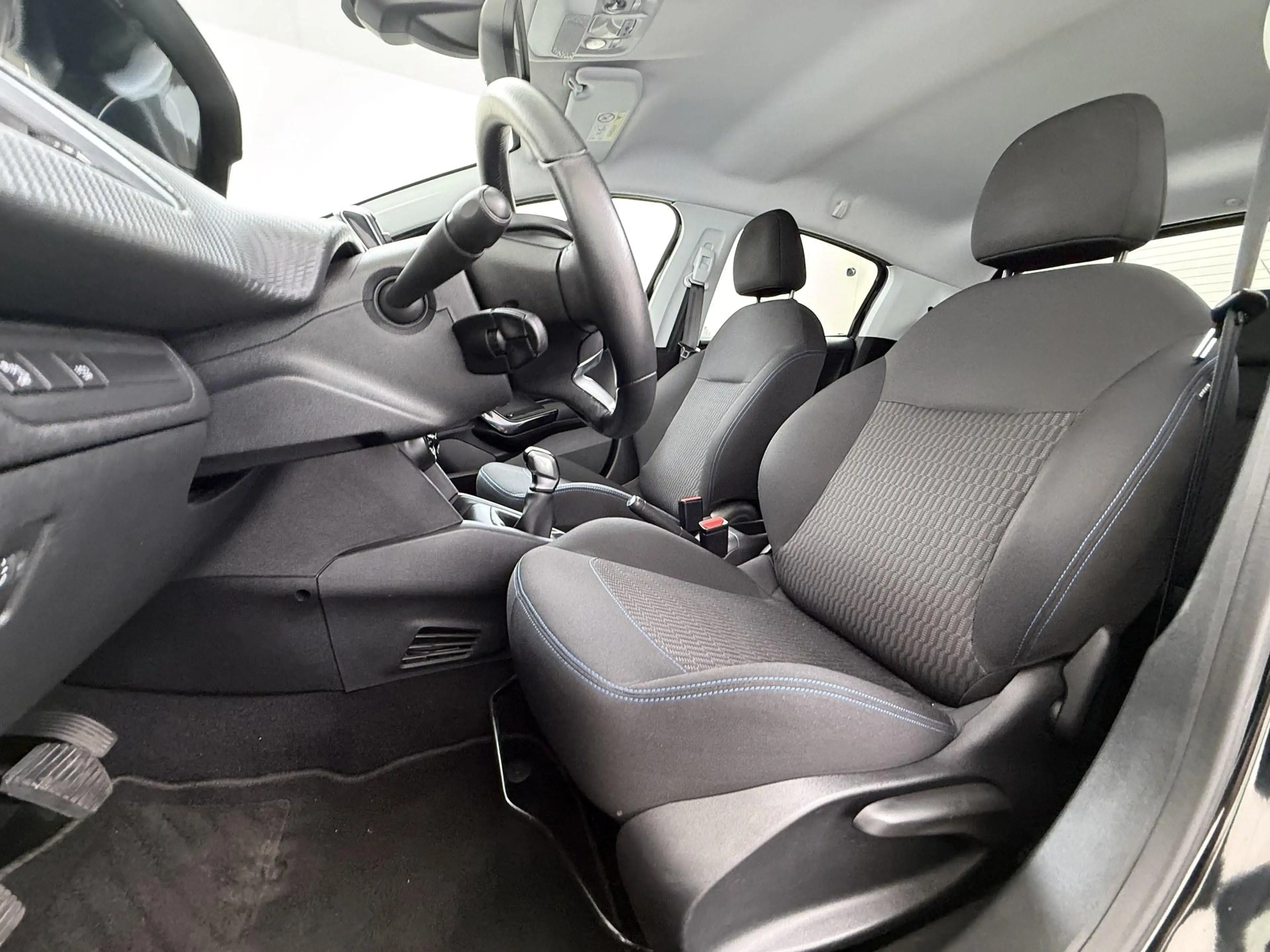 Peugeot 208 1.2 PureTech Allure — photo 9