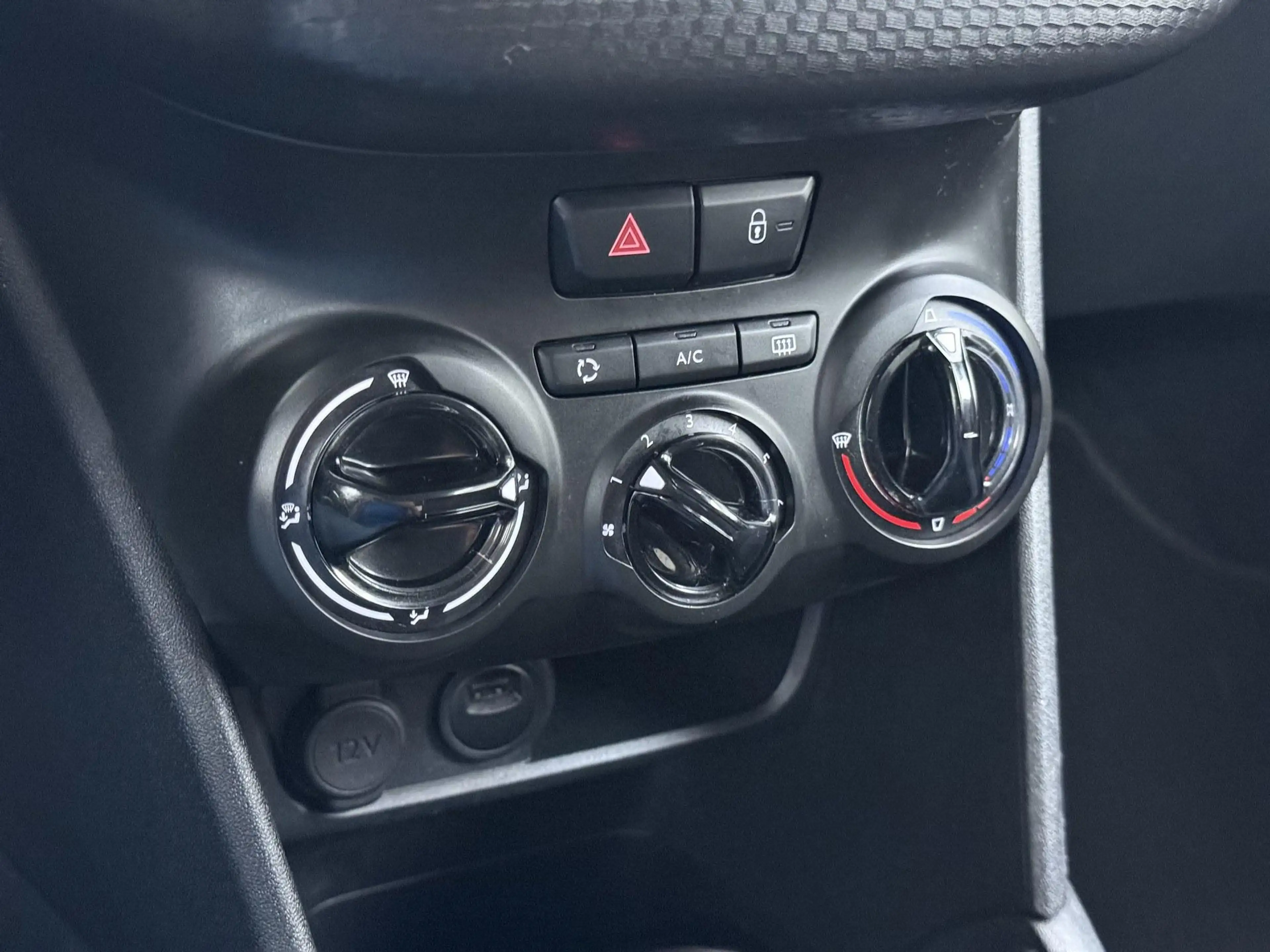 Peugeot 208 1.2 PureTech Allure — photo 18