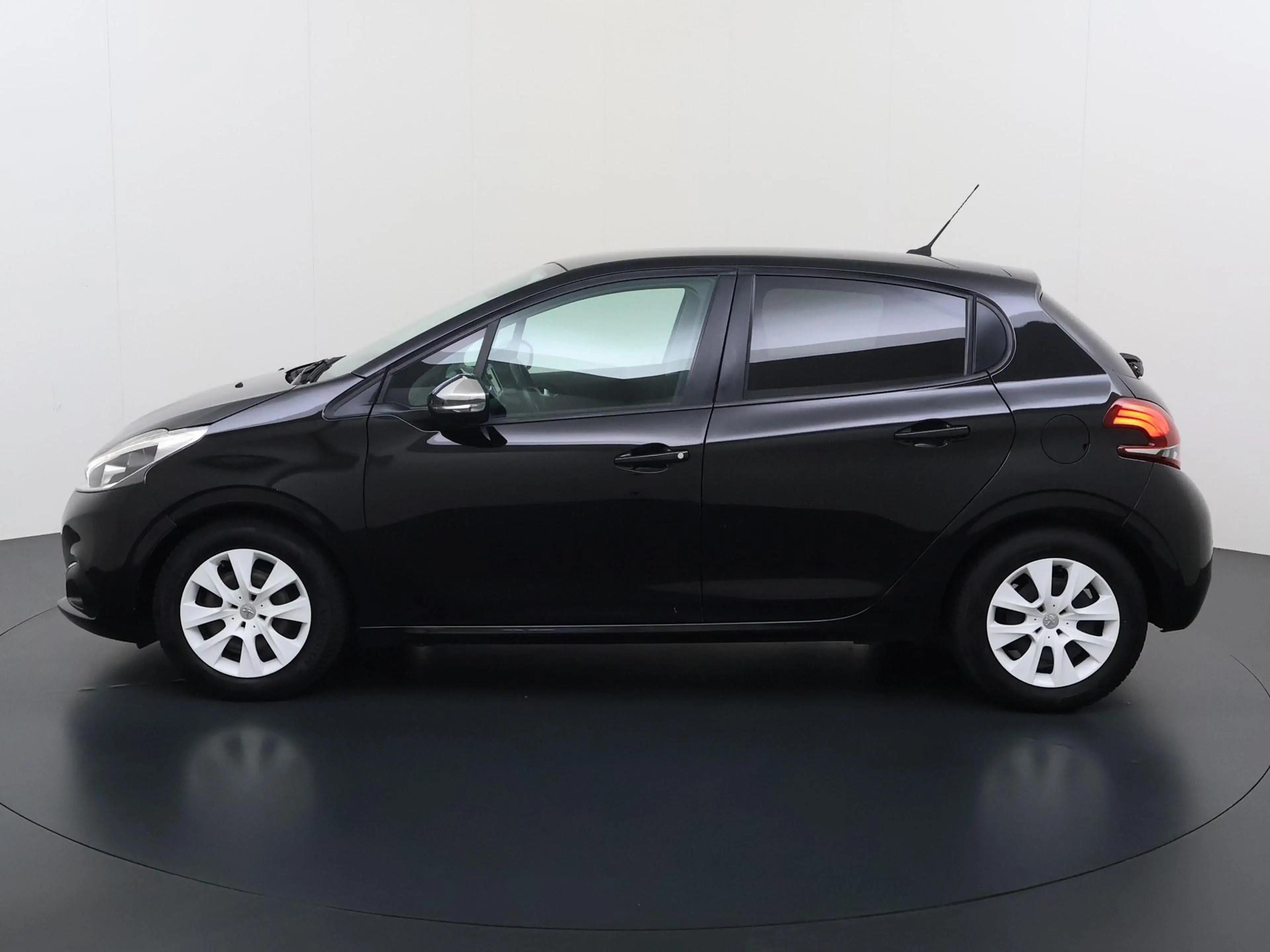 Peugeot 208 1.2 PureTech Allure — photo 2