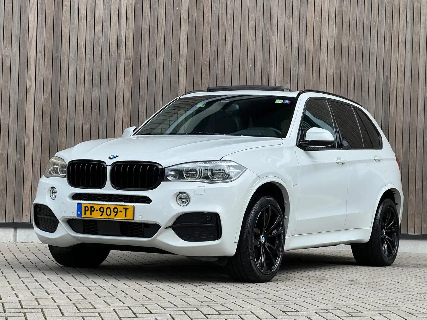 BMW X5 XDrive30d High Executive M-Sport |Pano|Trekhaak| Bianco - 2