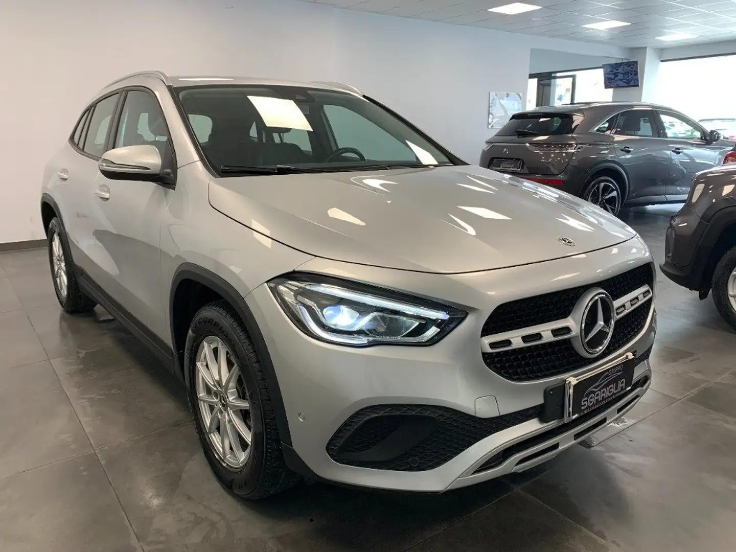 Mercedes-Benz GLA 180 d Automatico Sport Plus Gris - 1