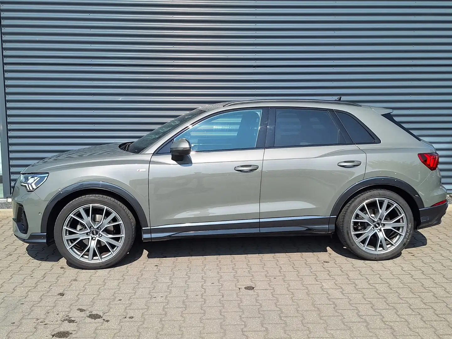 Audi Q3 35 TFSI S - Line | Adaptive Cruise | LederenSports Grijs - 2