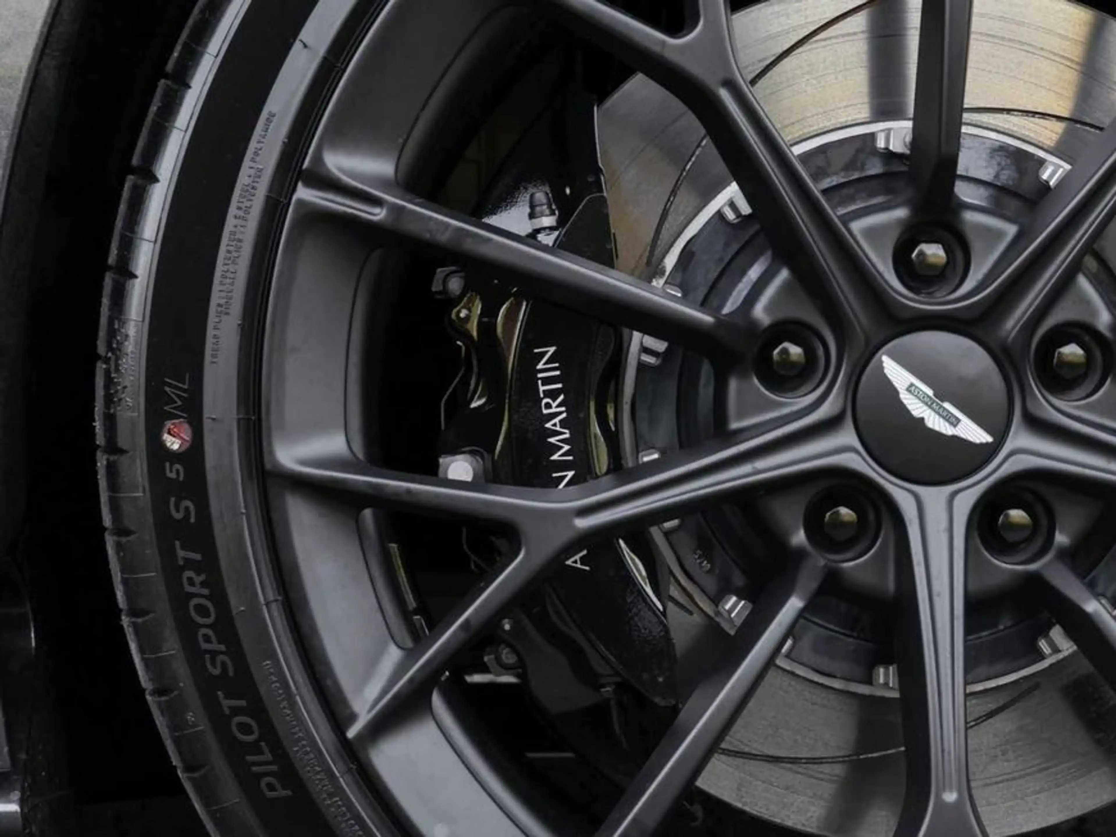 Aston Martin DB12 Coupe — photo 10