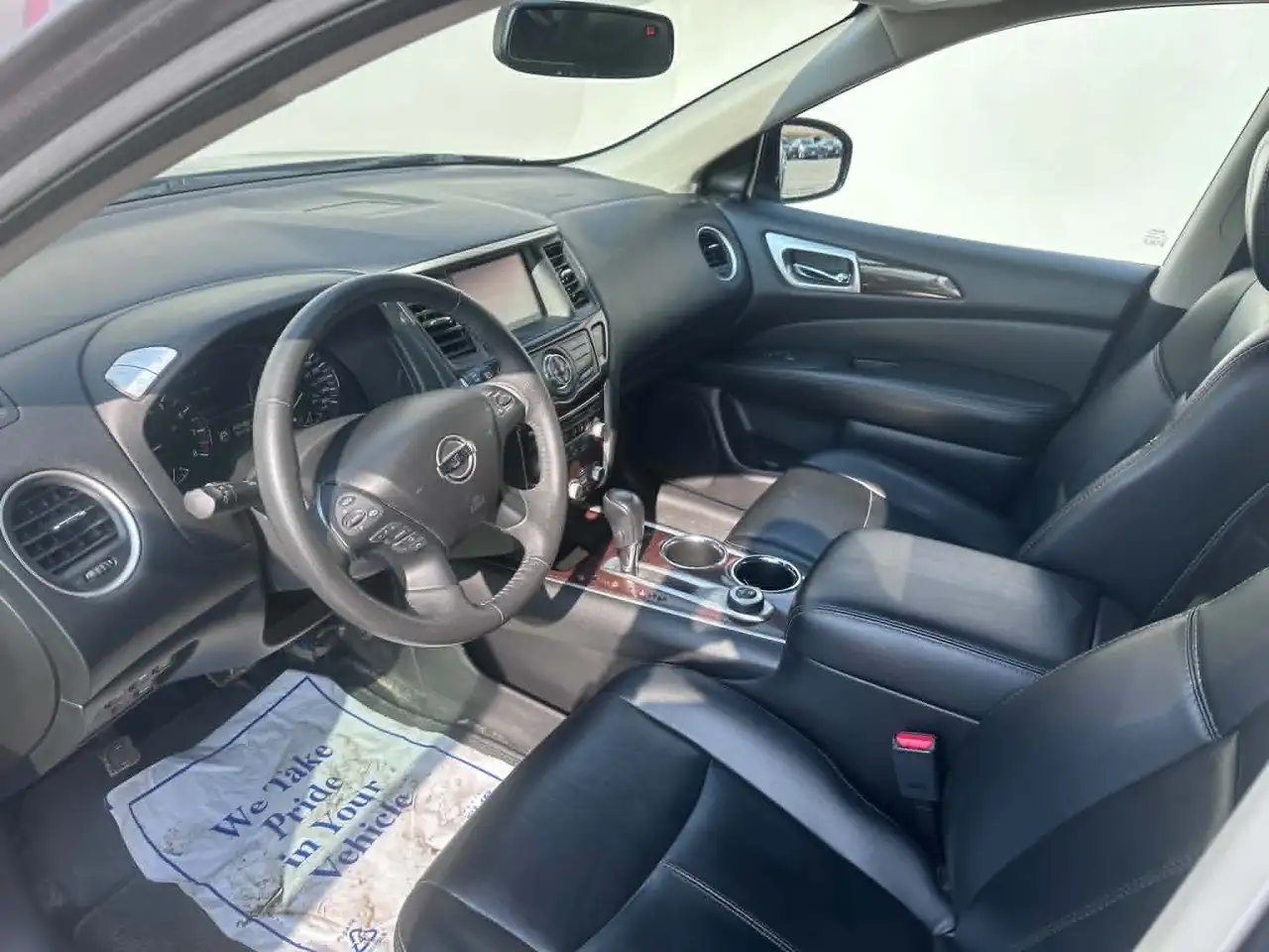 Nissan Pathfinder снимка Nissan Pathfinder