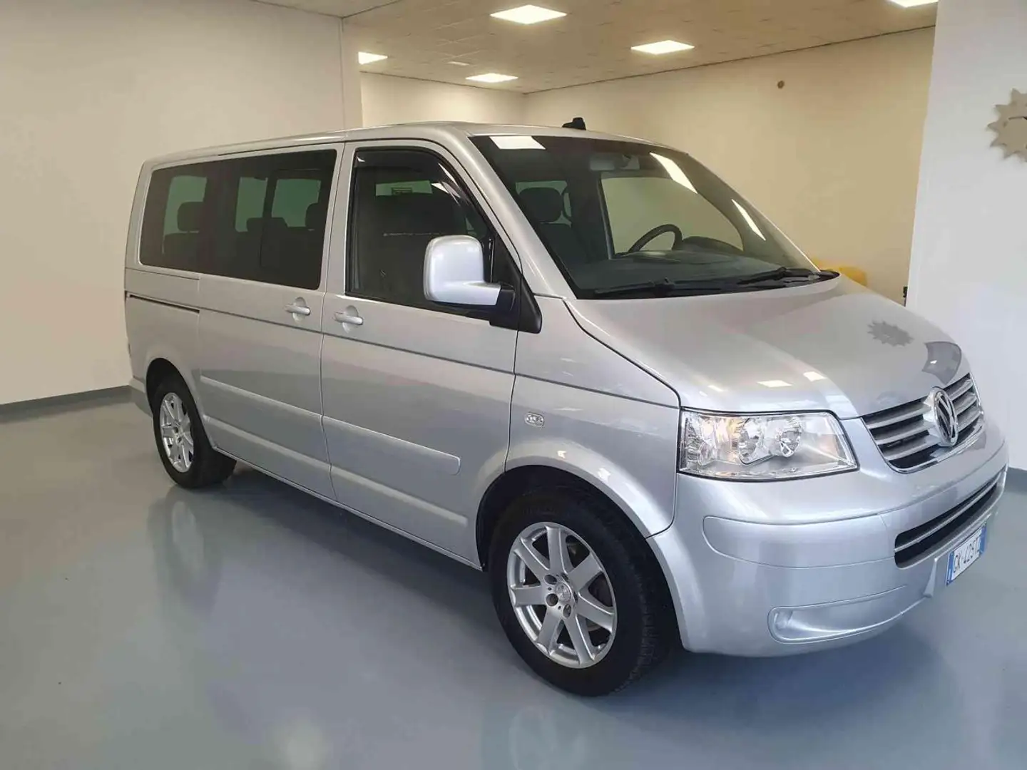 Volkswagen Multivan 2.5 TDI/130CV Срібний - 2