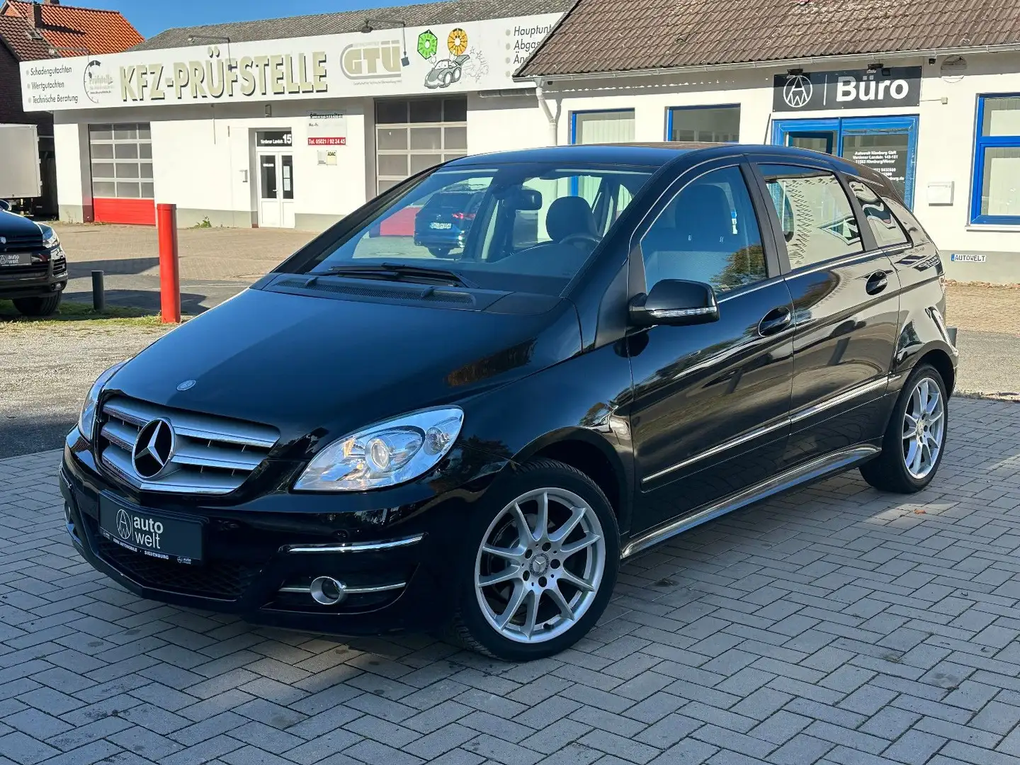 Mercedes-Benz B 180 Aut., Leder, navi, Bremsen v. & h. neu Schwarz - 1