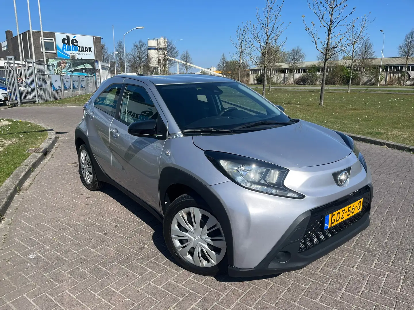 Toyota Aygo X 1.0 VVT-i S-CVT Play Grijs - 2