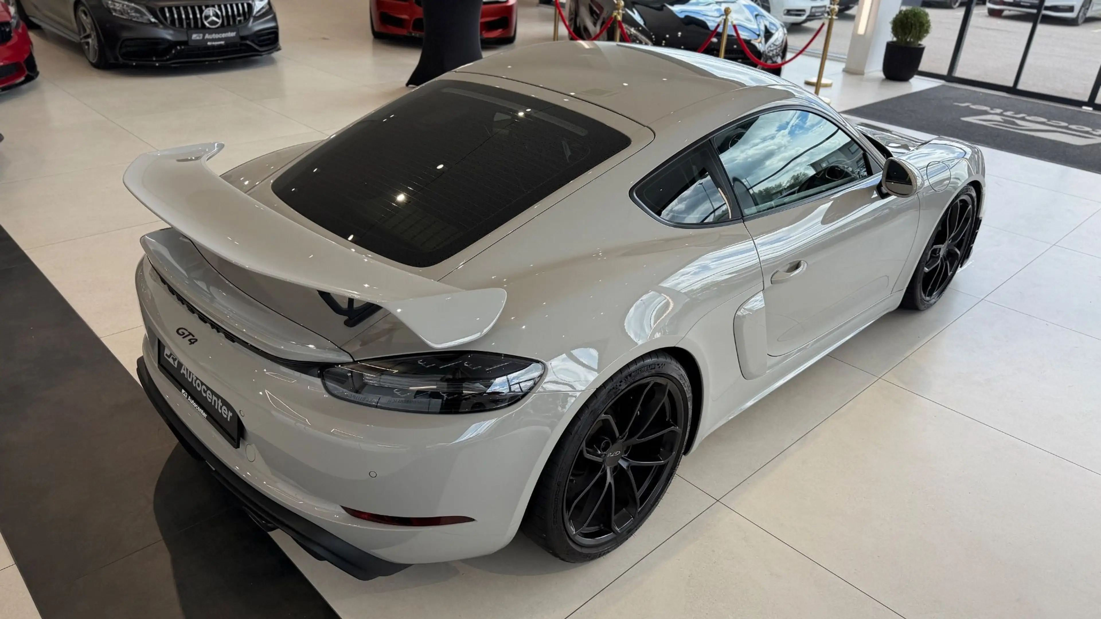 Porsche Cayman 718  GT4 — photo 13