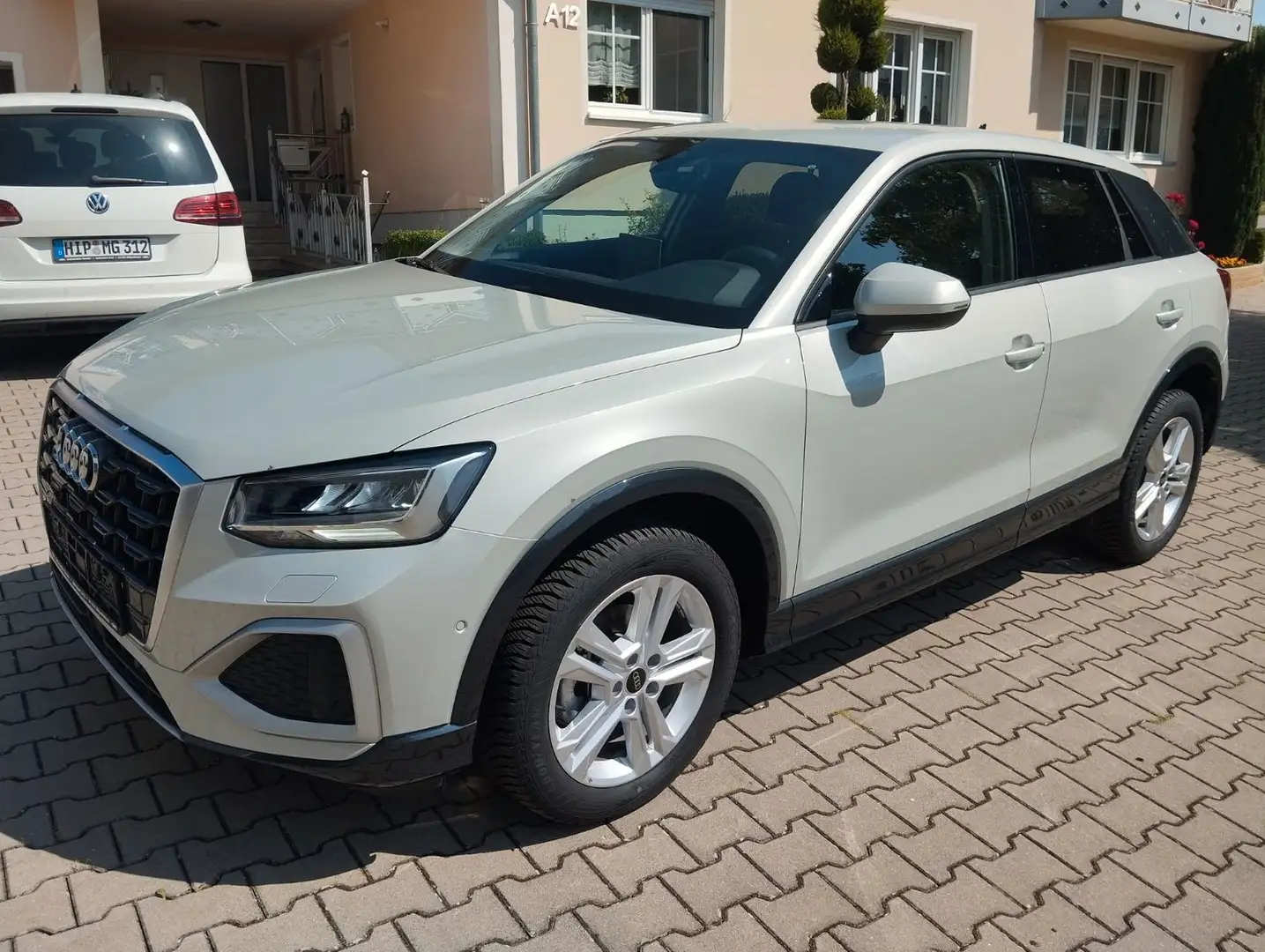 Audi Q2 35 TFSI advanced S-Tronic, Navi, AHK, PDC Silber - 1