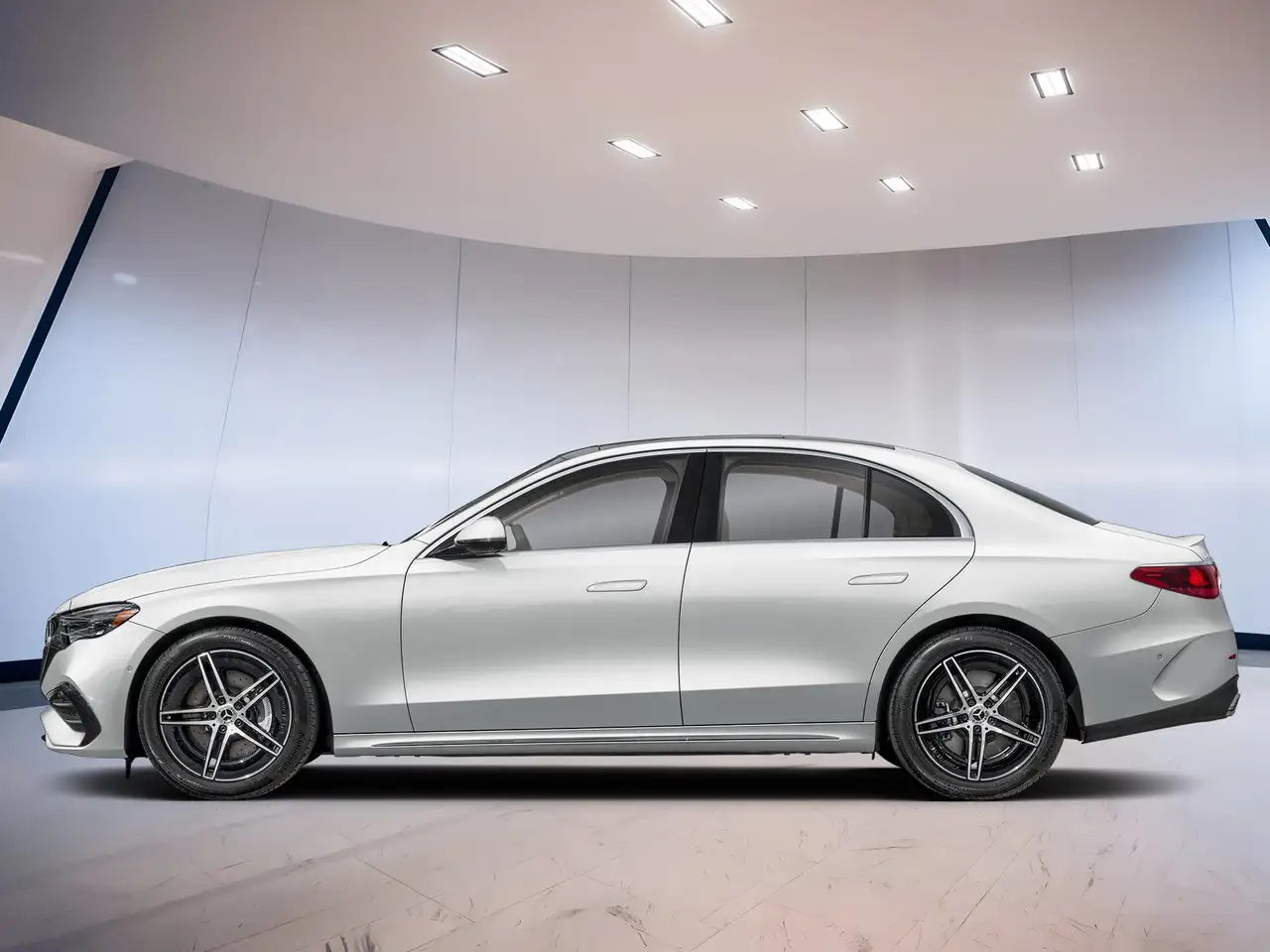 Mercedes-Benz E-Class снимка Mercedes-Benz E-Class