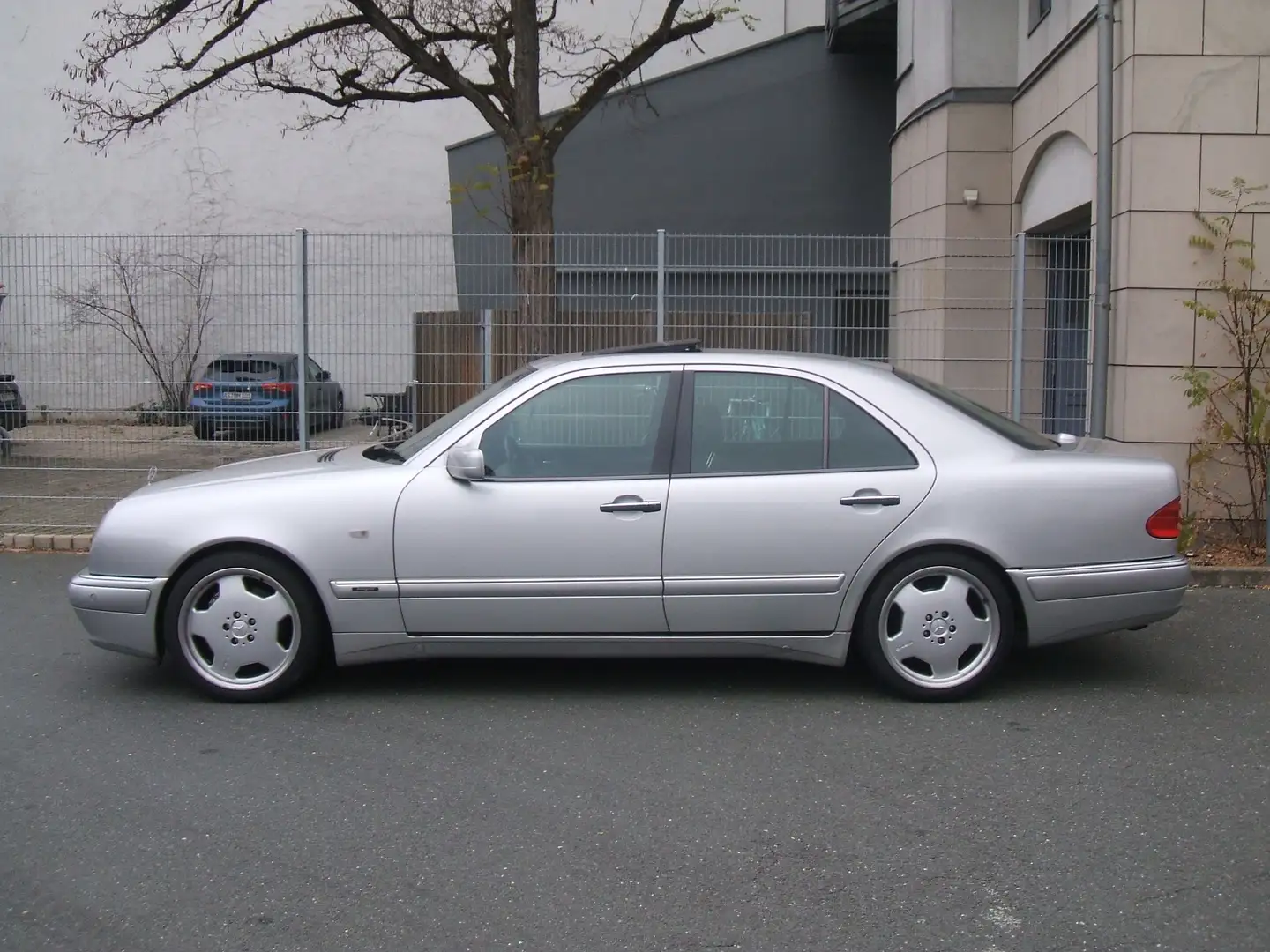 Mercedes-Benz E 420 -V8-AMG* motor M-119* 1.Hd* 30 j-H-Kenz.*TÜV-NEU Silber - 2