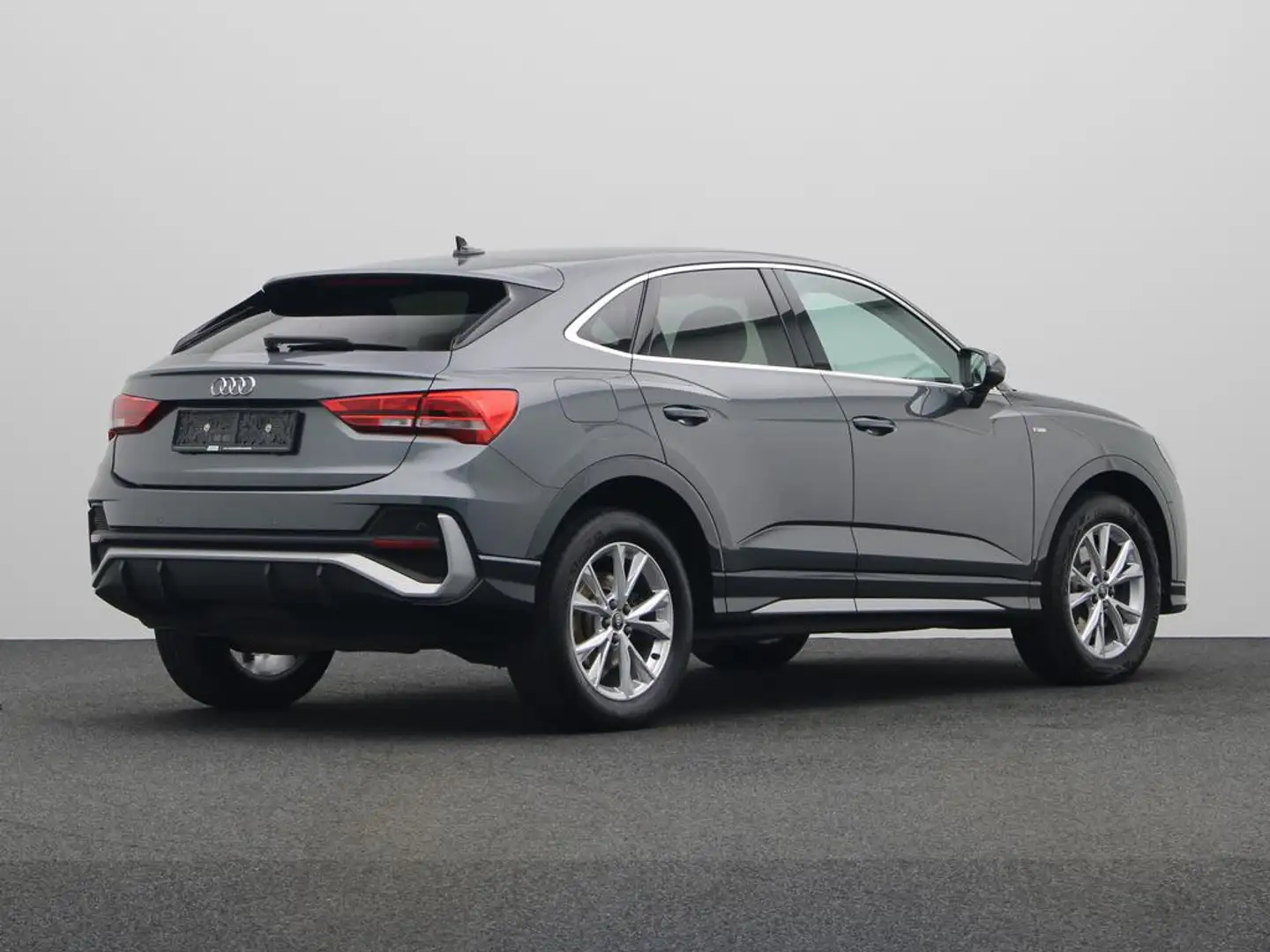 Audi Q3 Sportback S-LINE 45 TFSIe 245 PK S-TRONIC AUTOMAAT Gris - 2