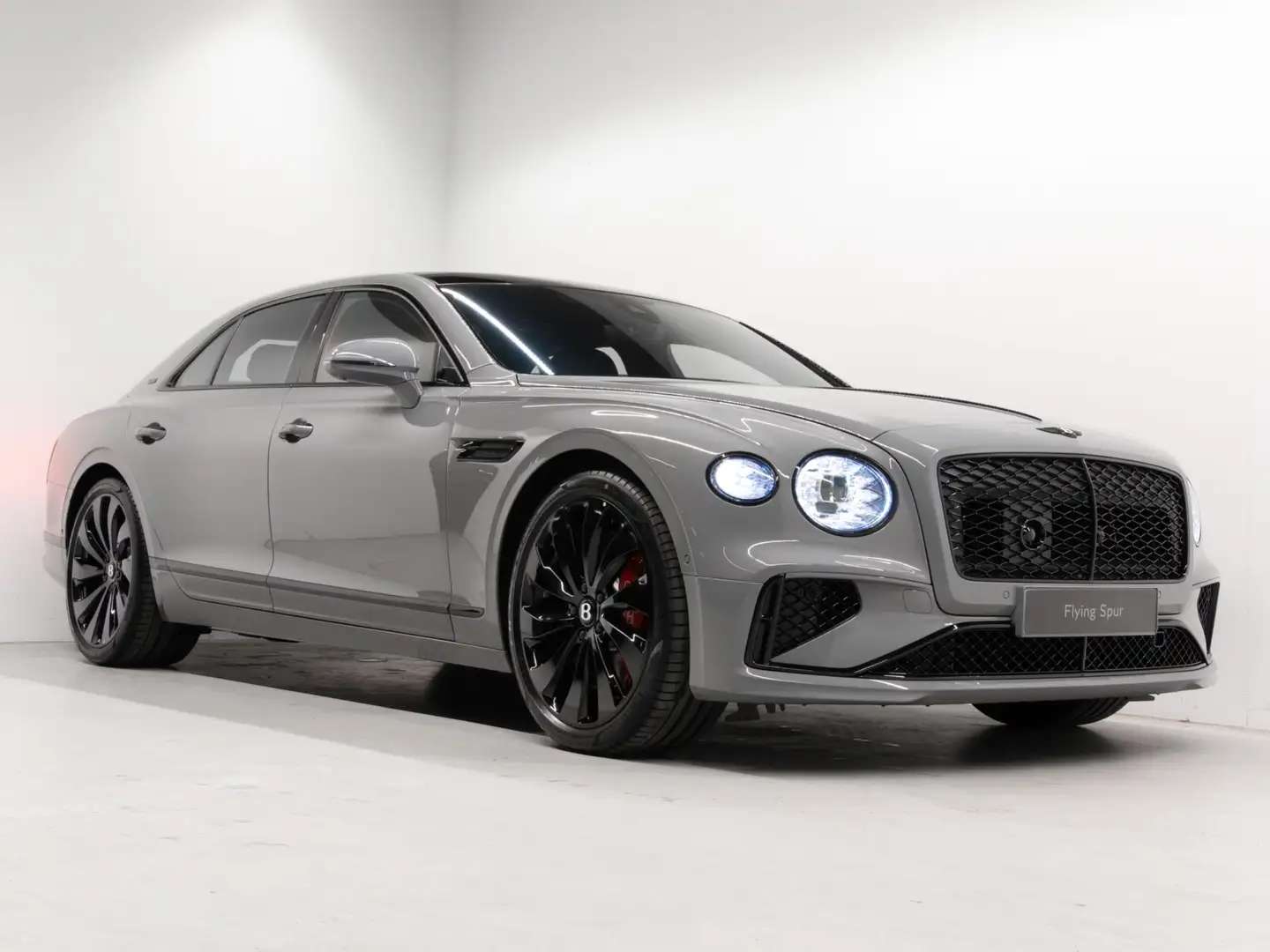 Bentley Flying Spur 4.0 V8 Hybrid Black Edition TOURING SPEC | B&O | W Šedá - 2