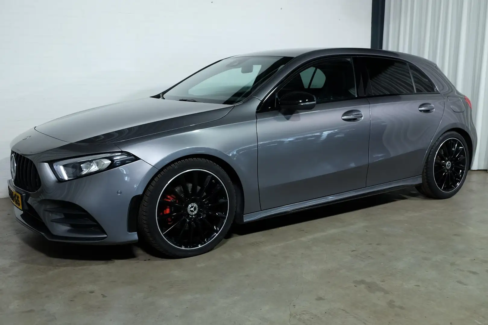 Mercedes-Benz A 200 Premium AMG Line Grijs - 2