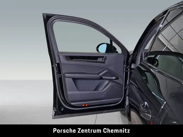 Porsche Cayenne view 10