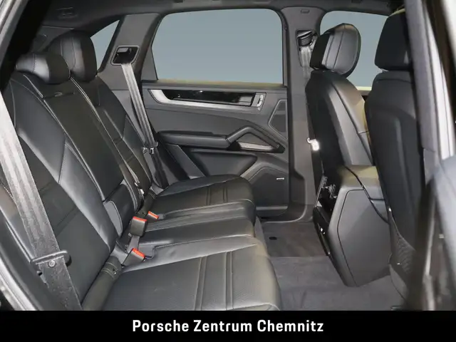 Porsche Cayenne view 8