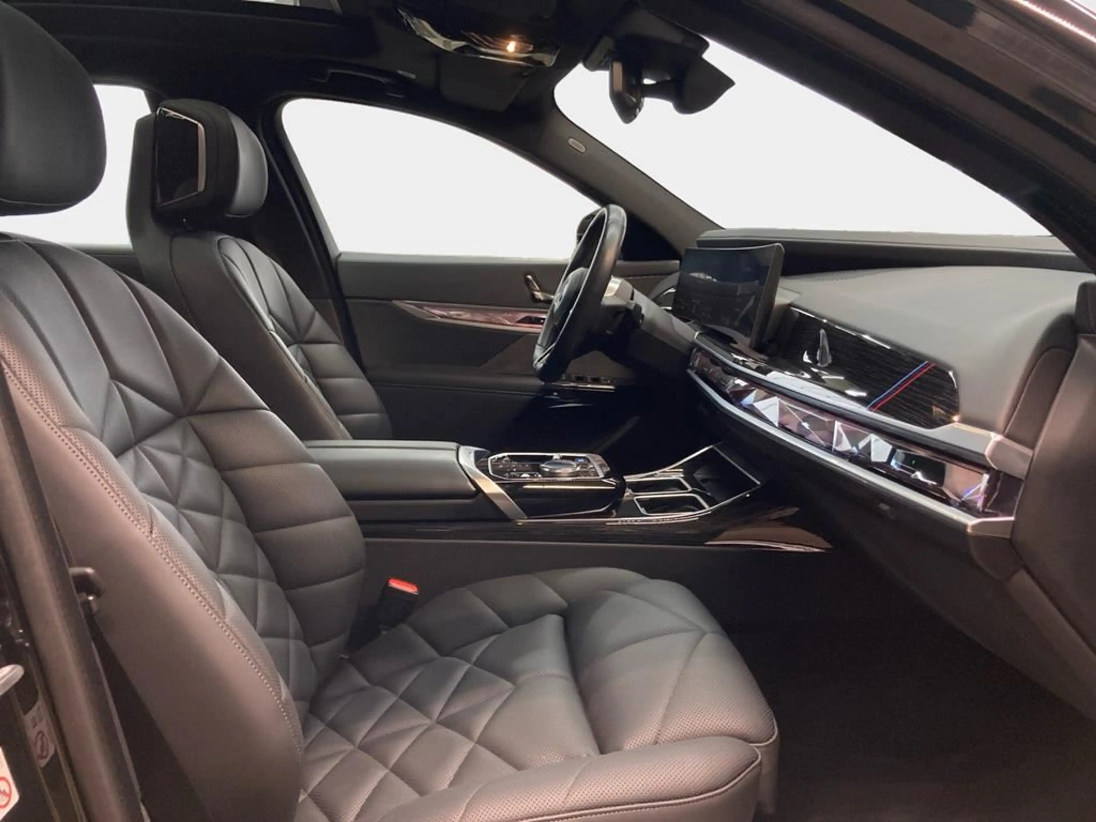 BMW i7 M Sport Pro — photo 14