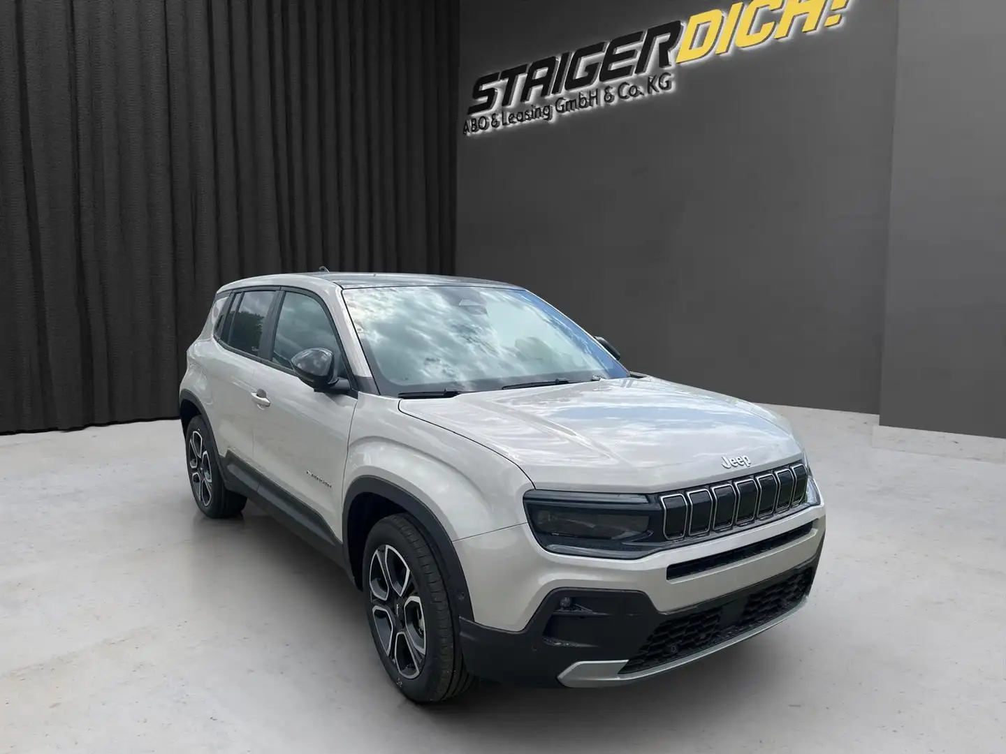 Jeep Avenger Summit MHEV 110PSLEDSHZNAVIPANO**sofort verfügb... Grau - 2