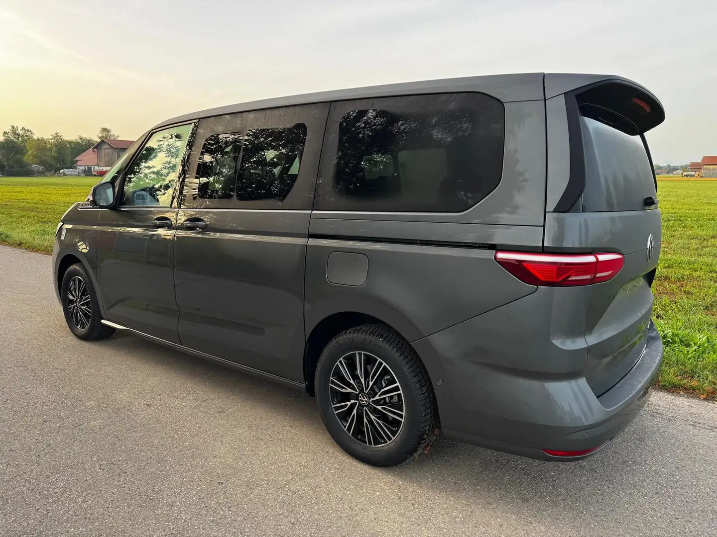 Volkswagen T7 Multivan 2,0TDI DSG Elegance LÜ 5 Sitzer 110 kW (150 PS)... Grau - 2