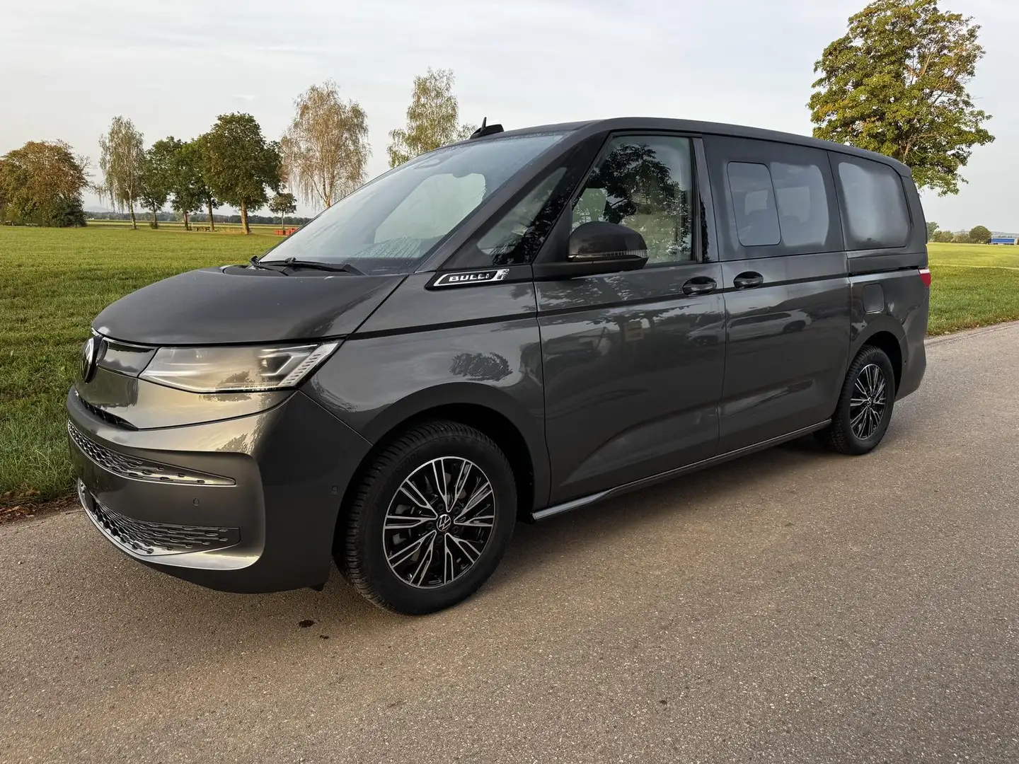 Volkswagen T7 Multivan 2,0TDI DSG Elegance LÜ 5 Sitzer 110 kW (150 PS)... Grau - 1