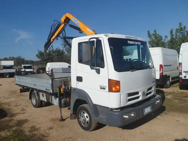 Nissan cassone con gru