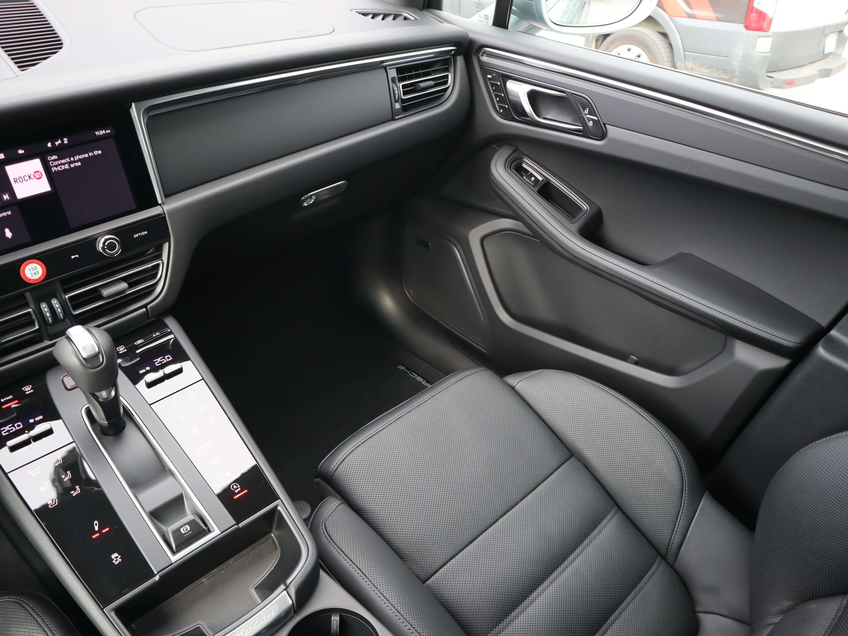 2025 Porsche Macan AWD thumb 17