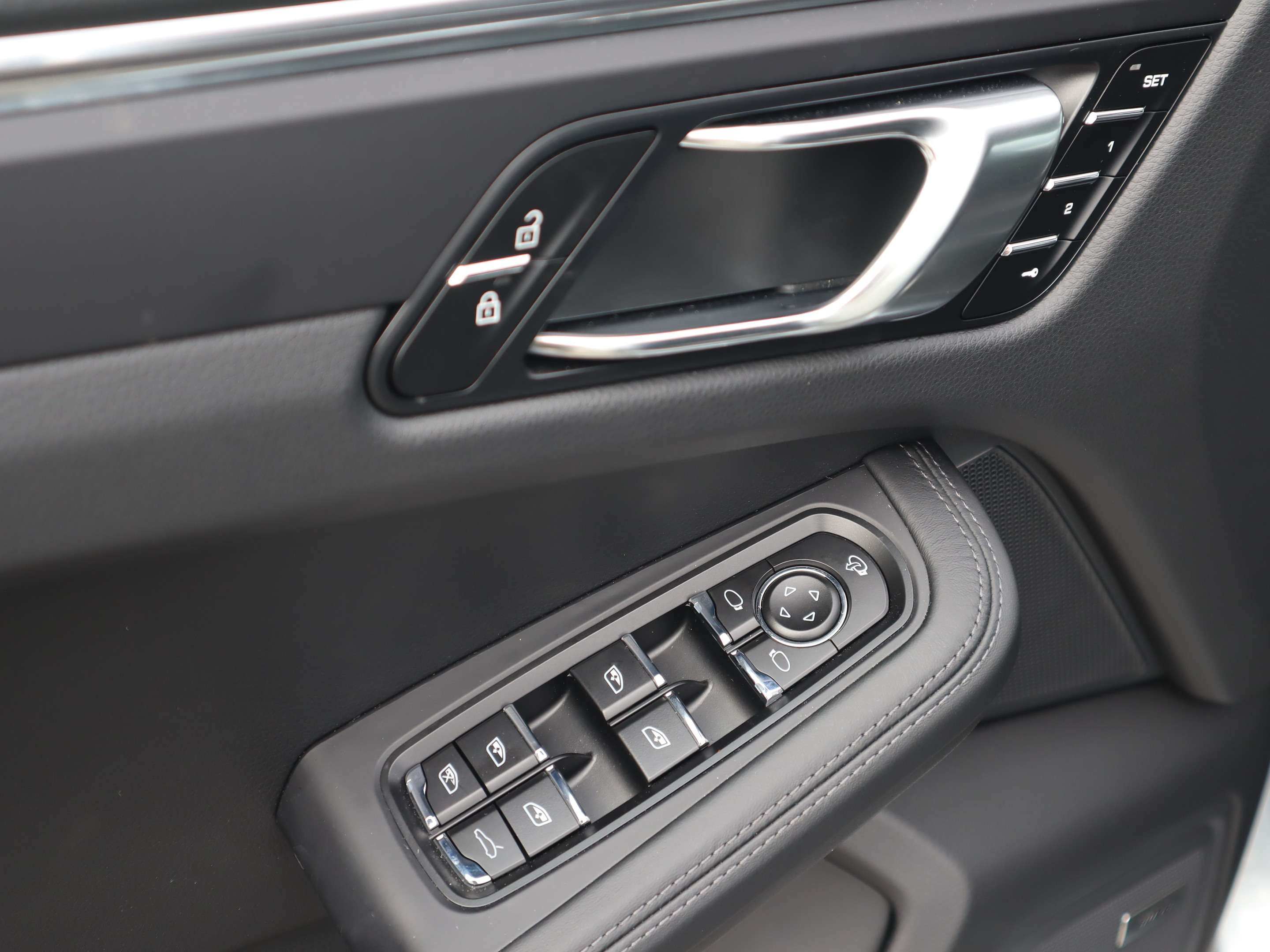 2025 Porsche Macan AWD thumb 11