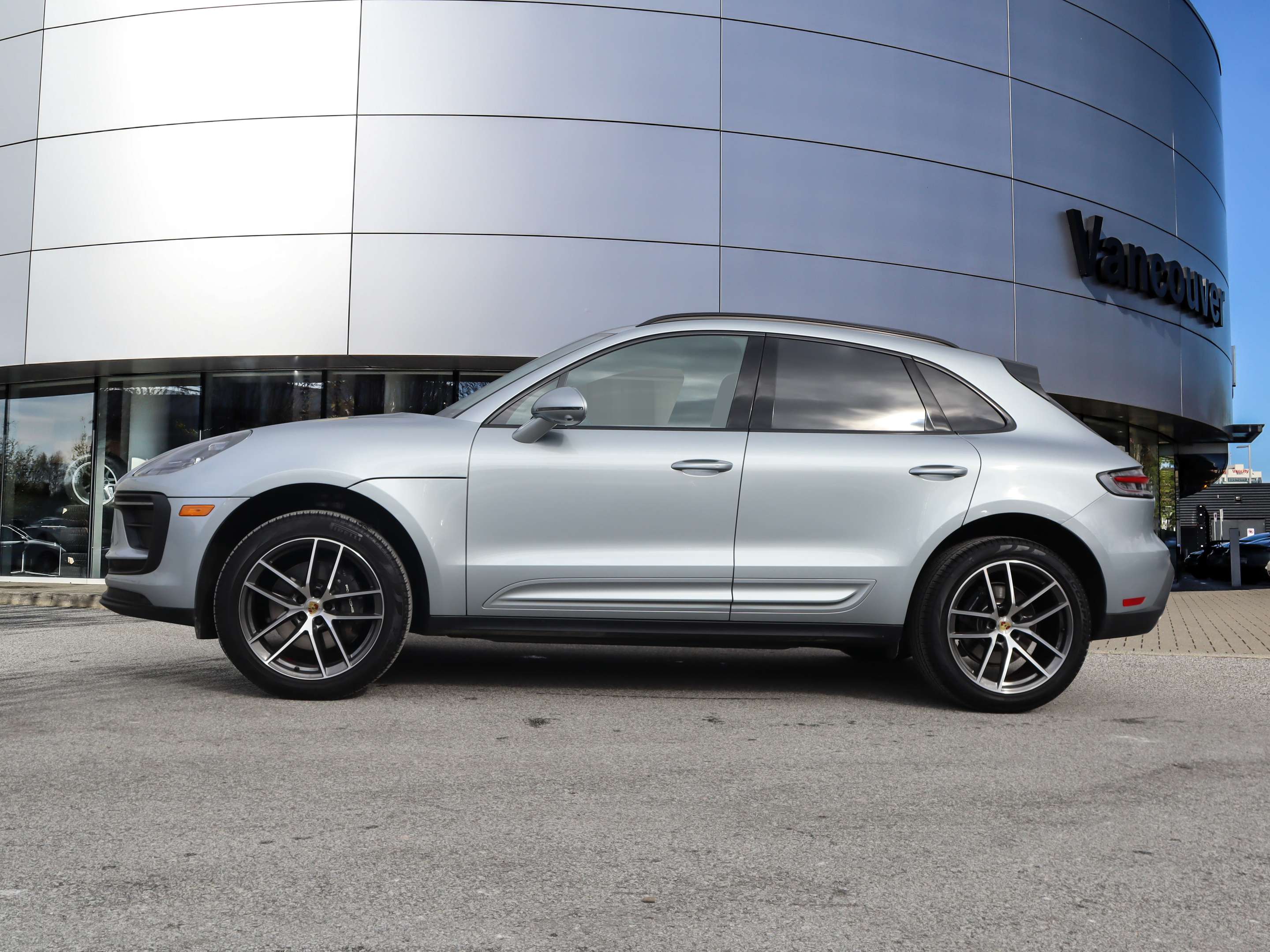 2025 Porsche Macan AWD alt 2