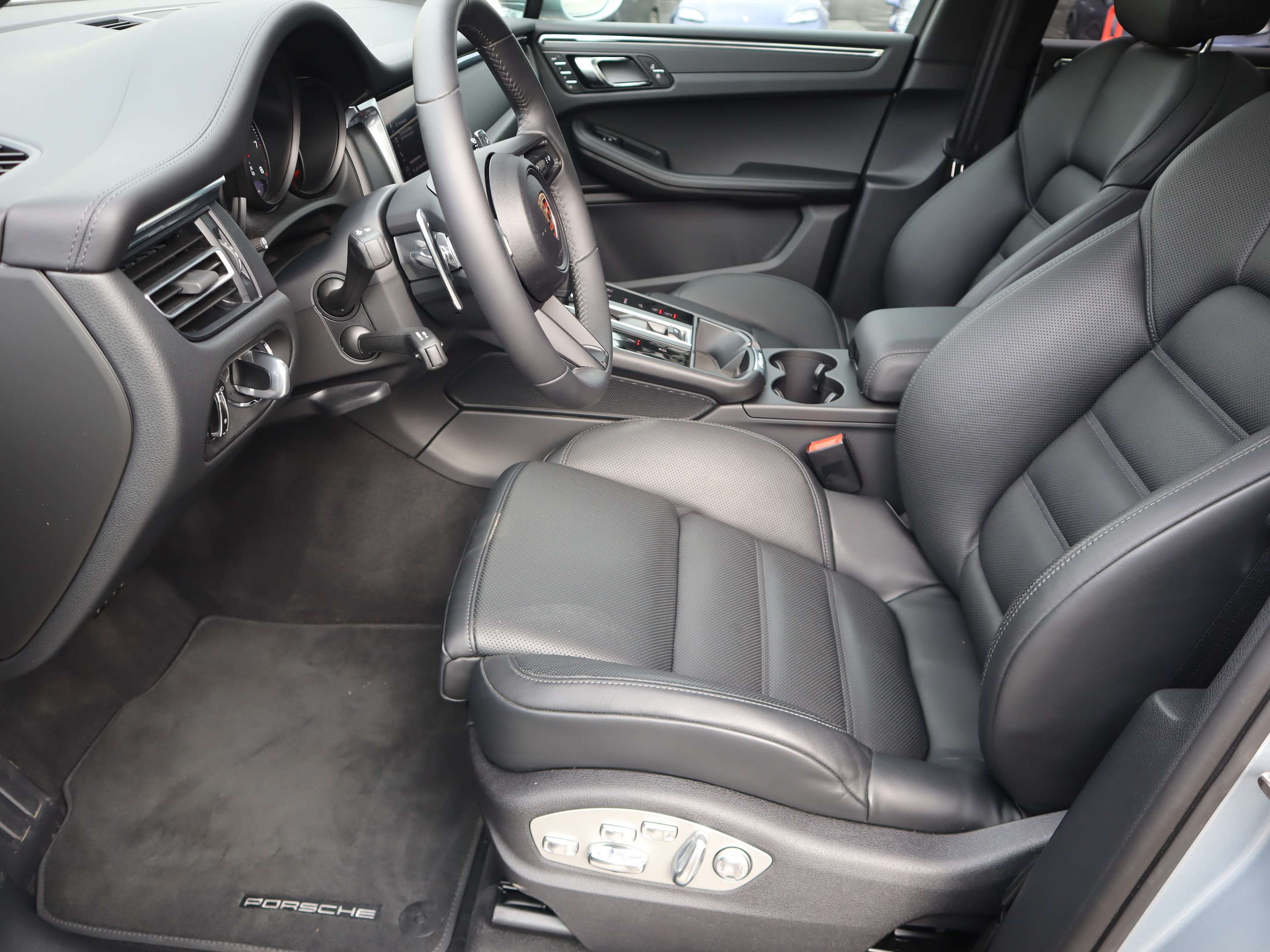 2025 Porsche Macan AWD thumb 13