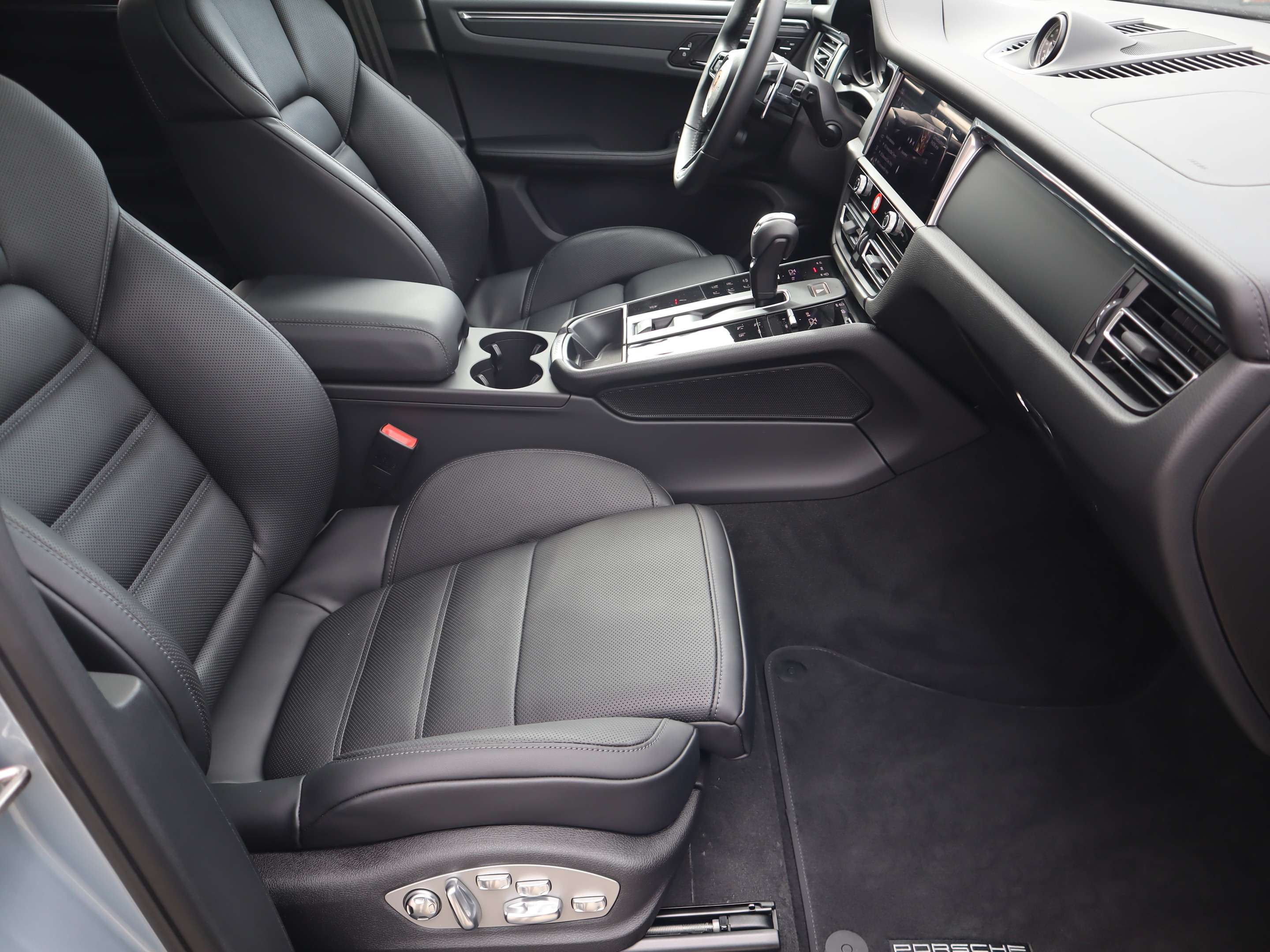 2025 Porsche Macan AWD thumb 25